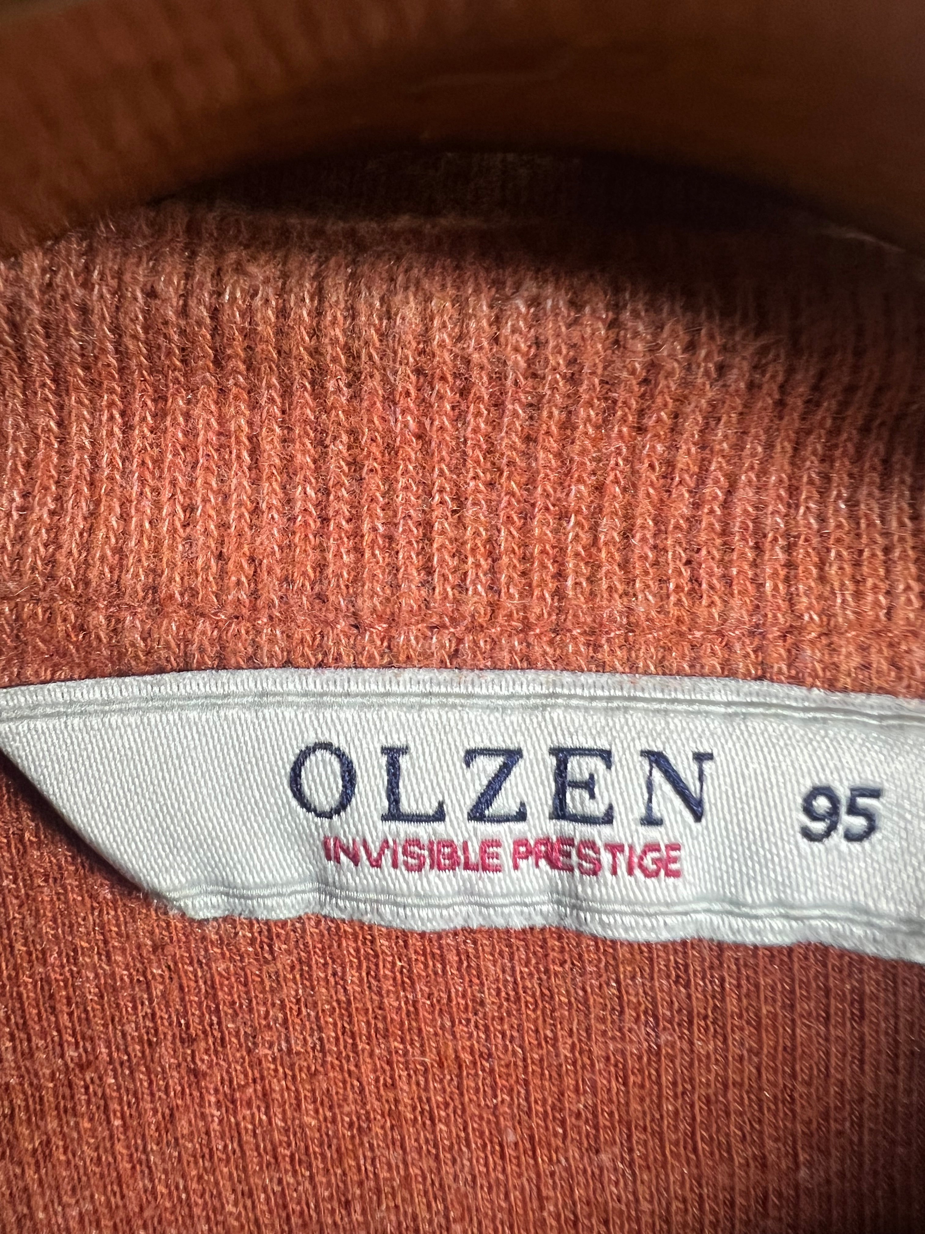 Olzen Quarter Buttoned Sweater (Medium)