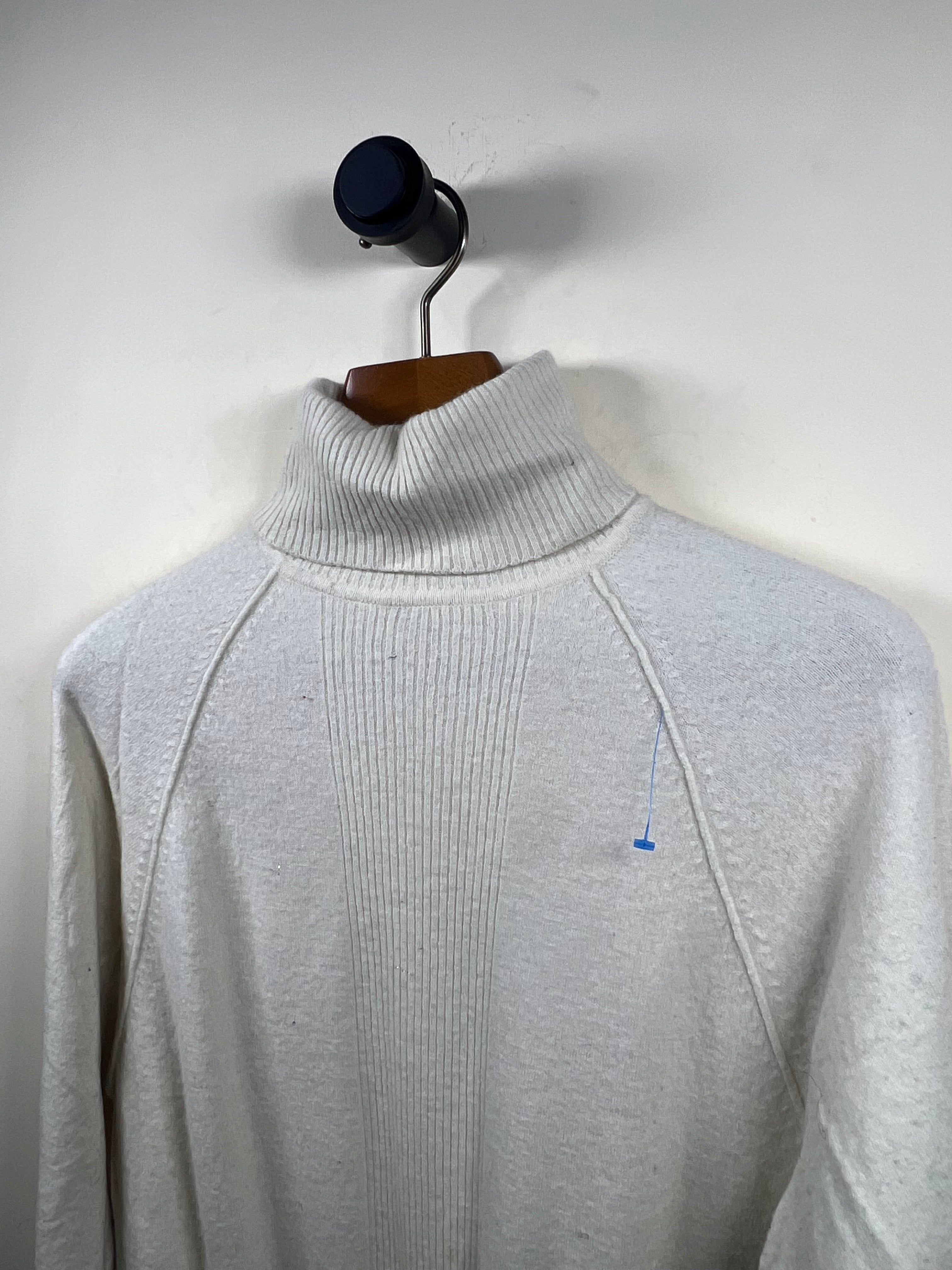 Liz Claiborne Turtle Neck Sweater (Women) (Small-Medium)