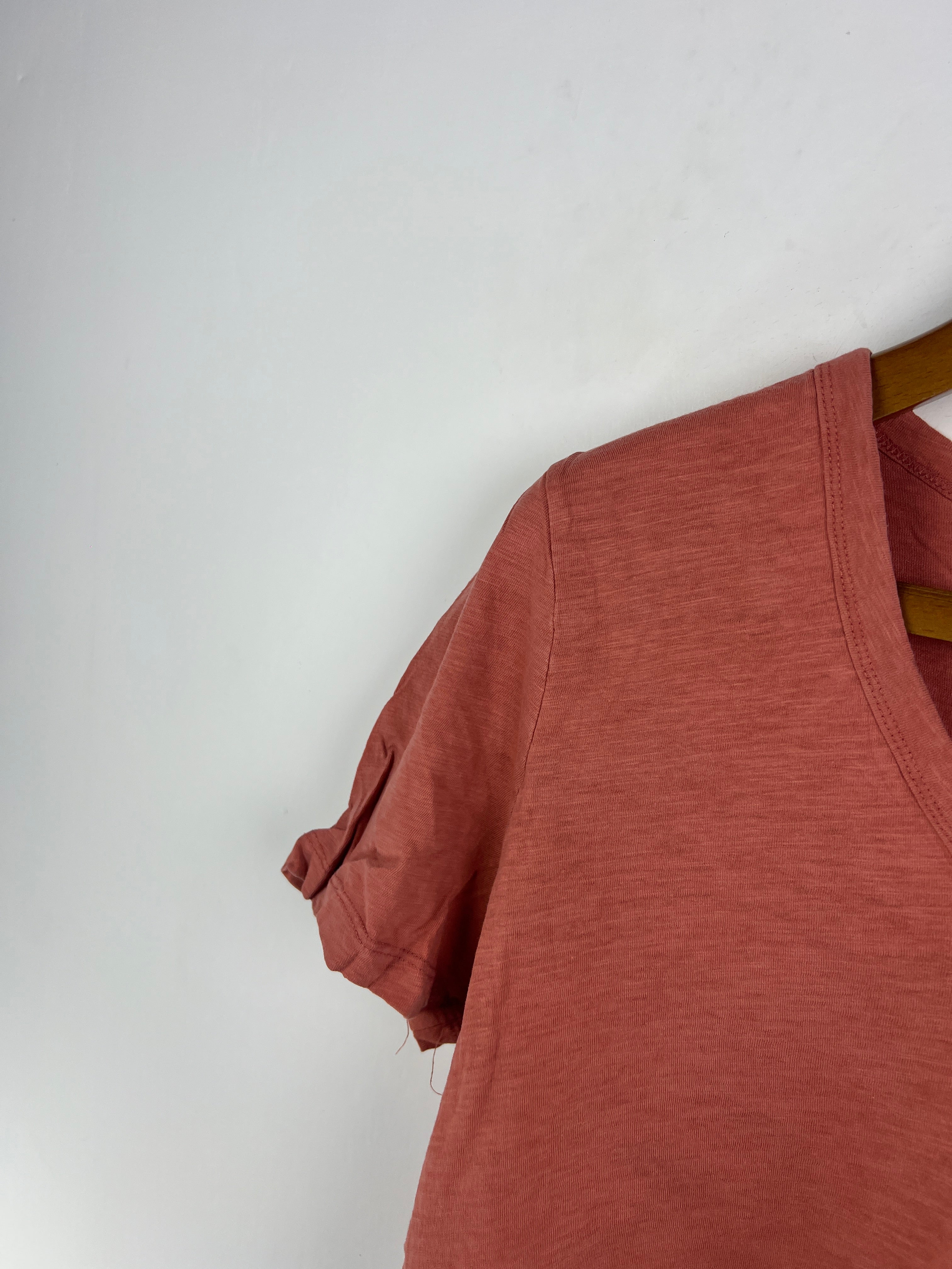 Universal Threads T-Shirt (Women) (Medium)