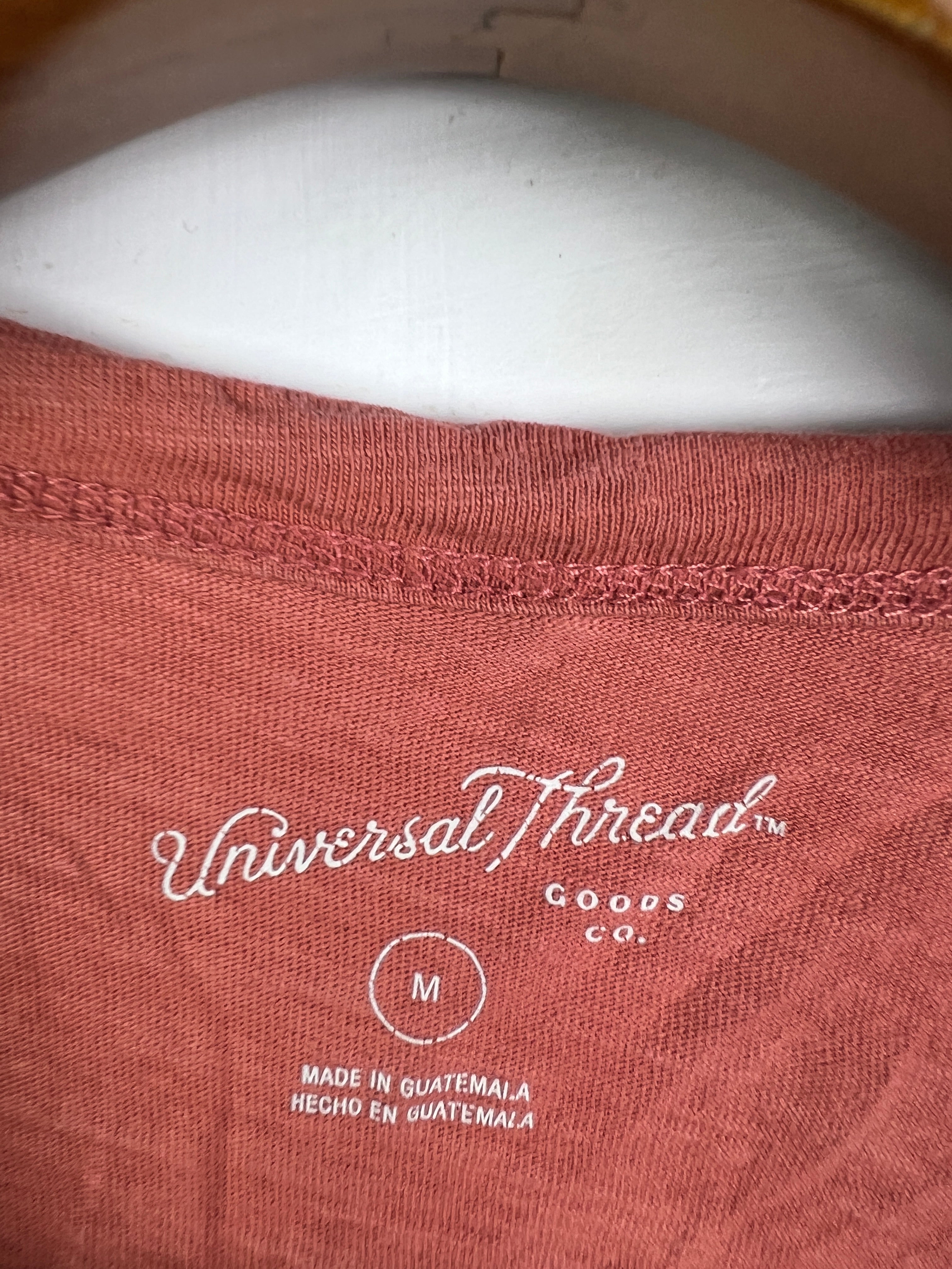 Universal Threads T-Shirt (Women) (Medium)