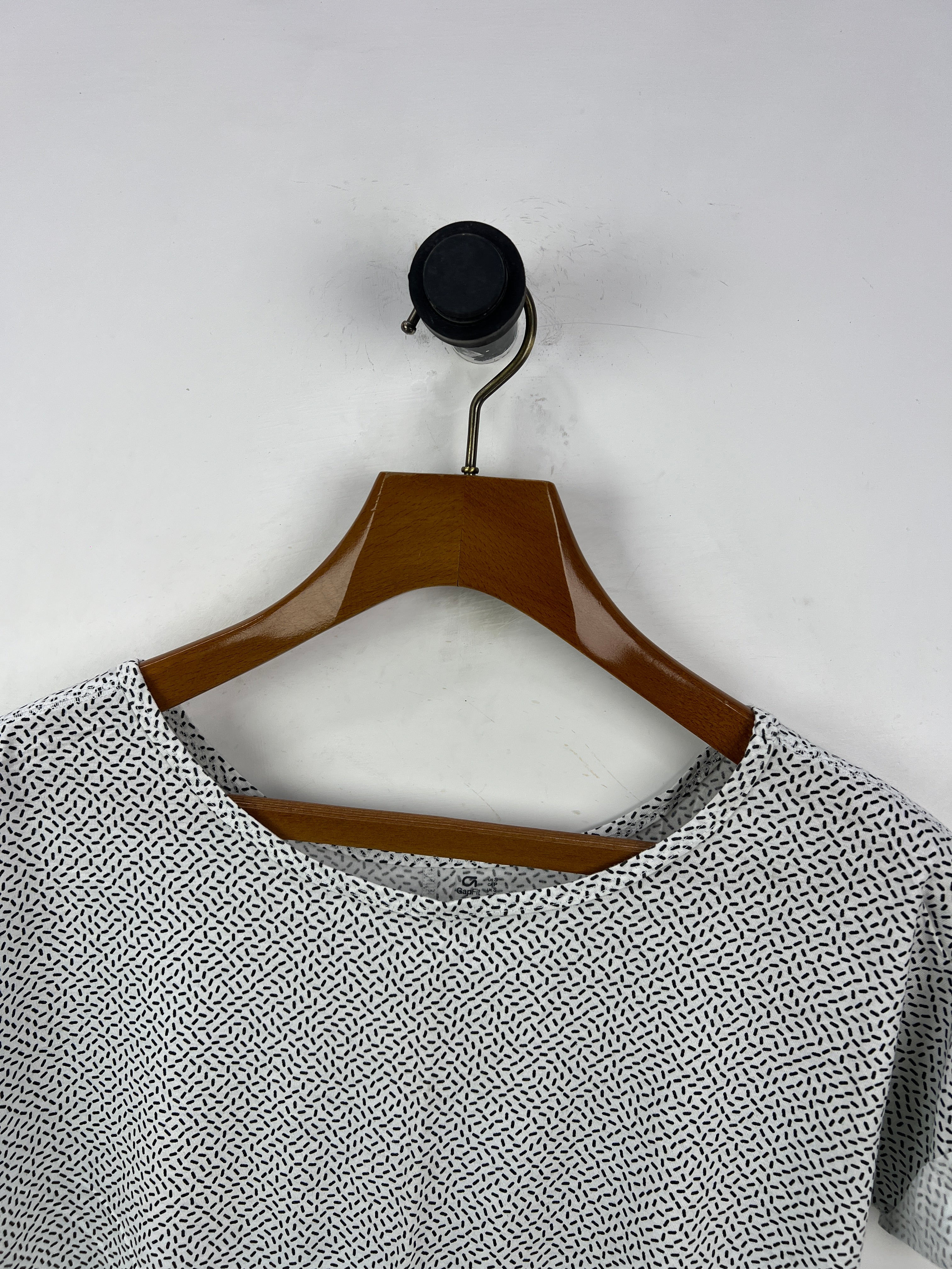 Gap T-Shirt (Women) (Small)