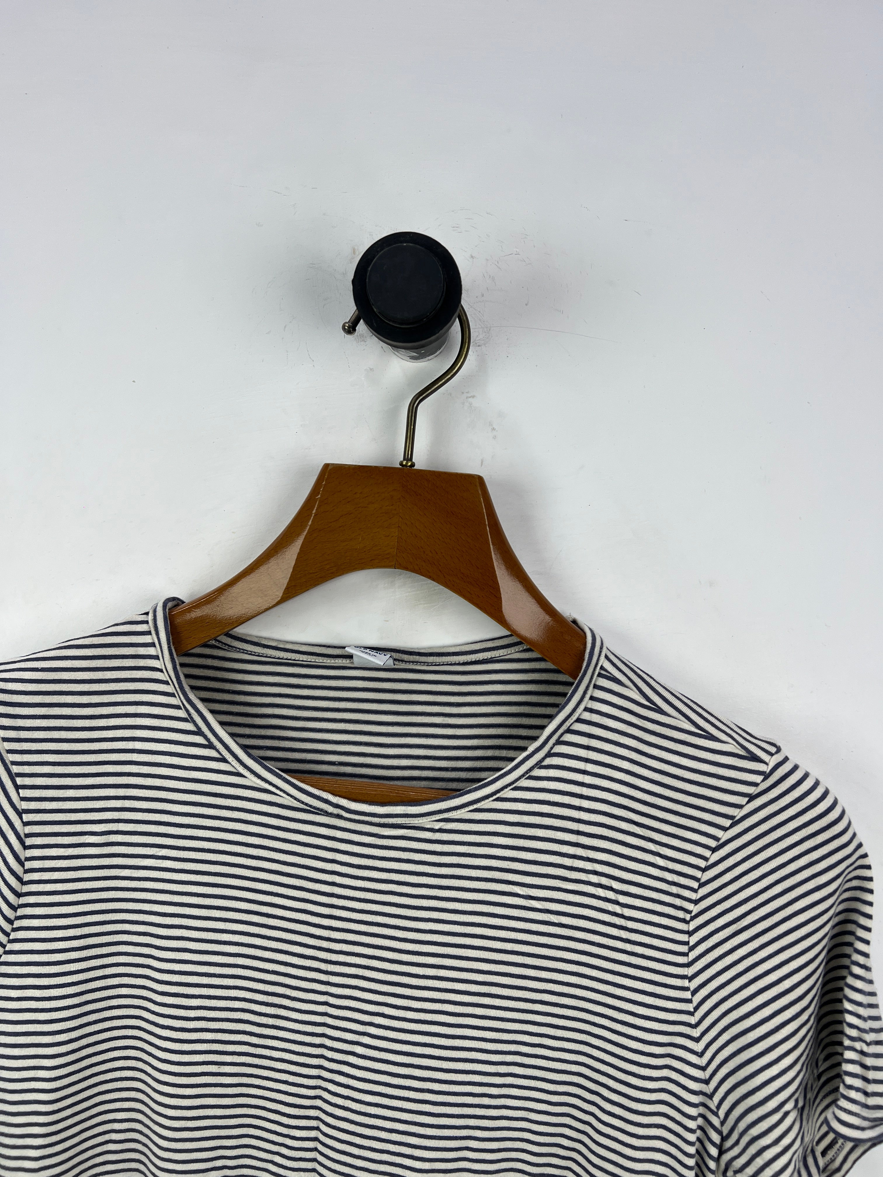 Old Navy T-Shirt (Women) (Medium-Large)