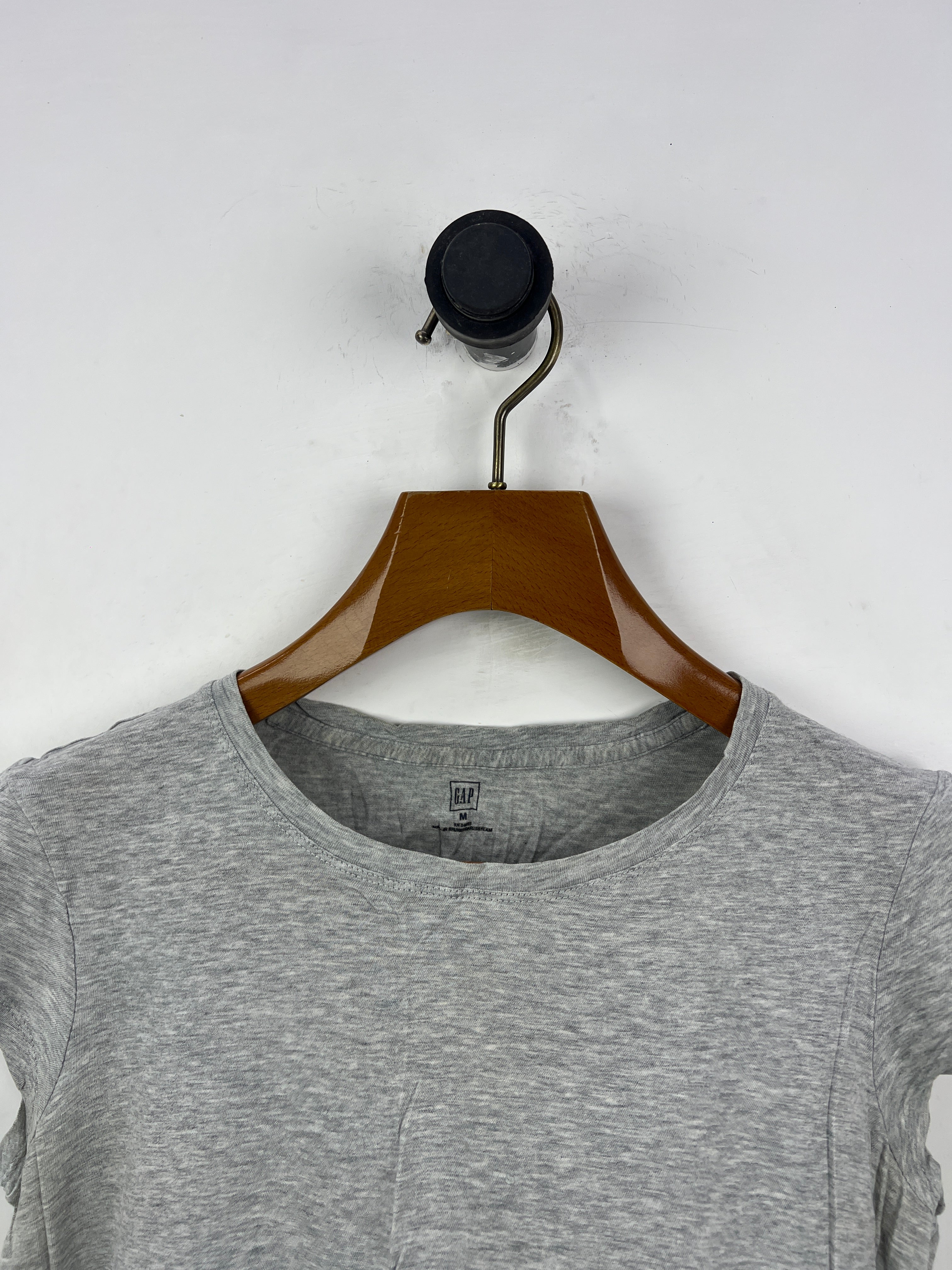 Gap T-Shirt (Women) (Medium)