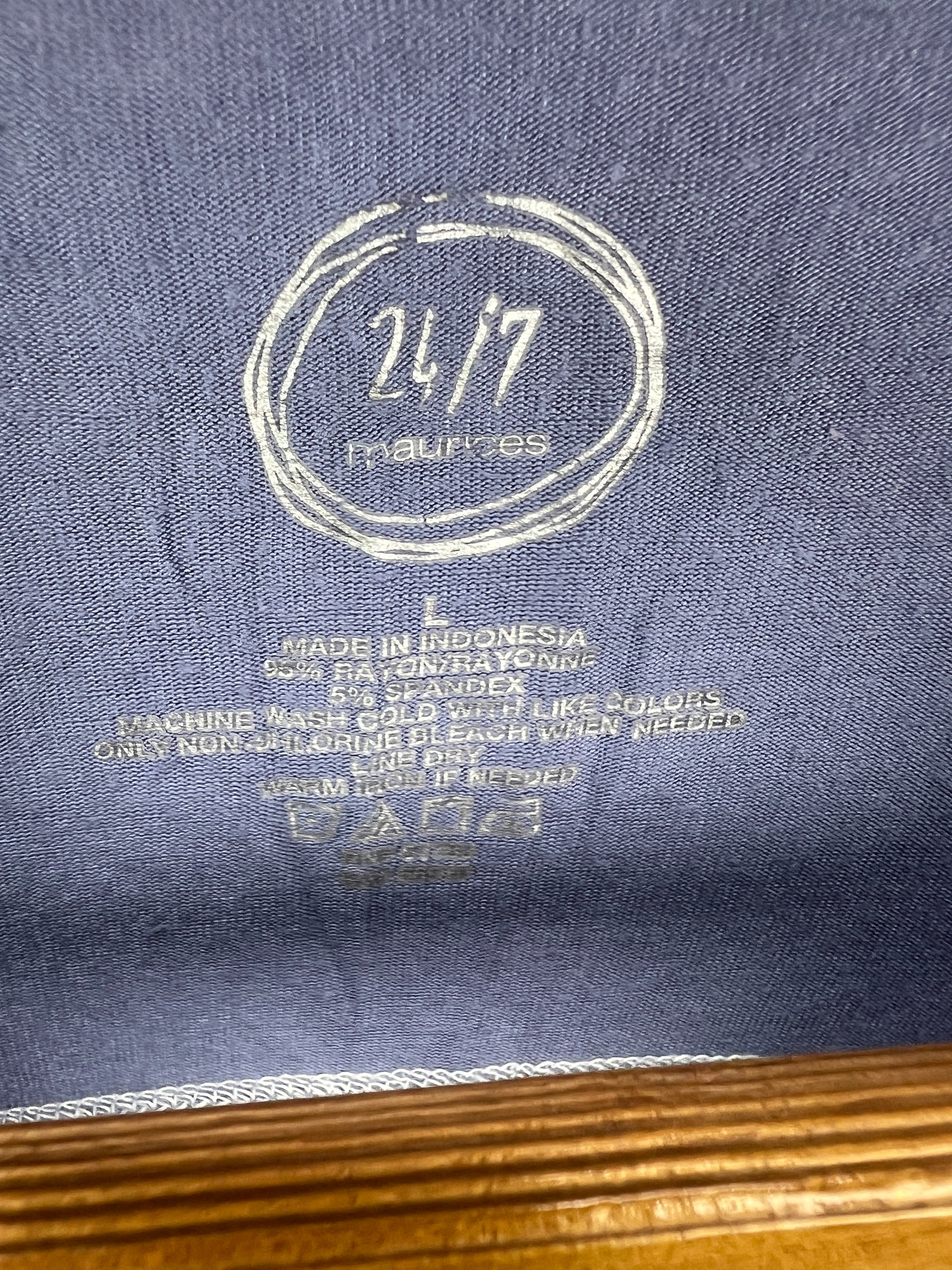 Maurices T-Shirt (Women) (Medium-Large)