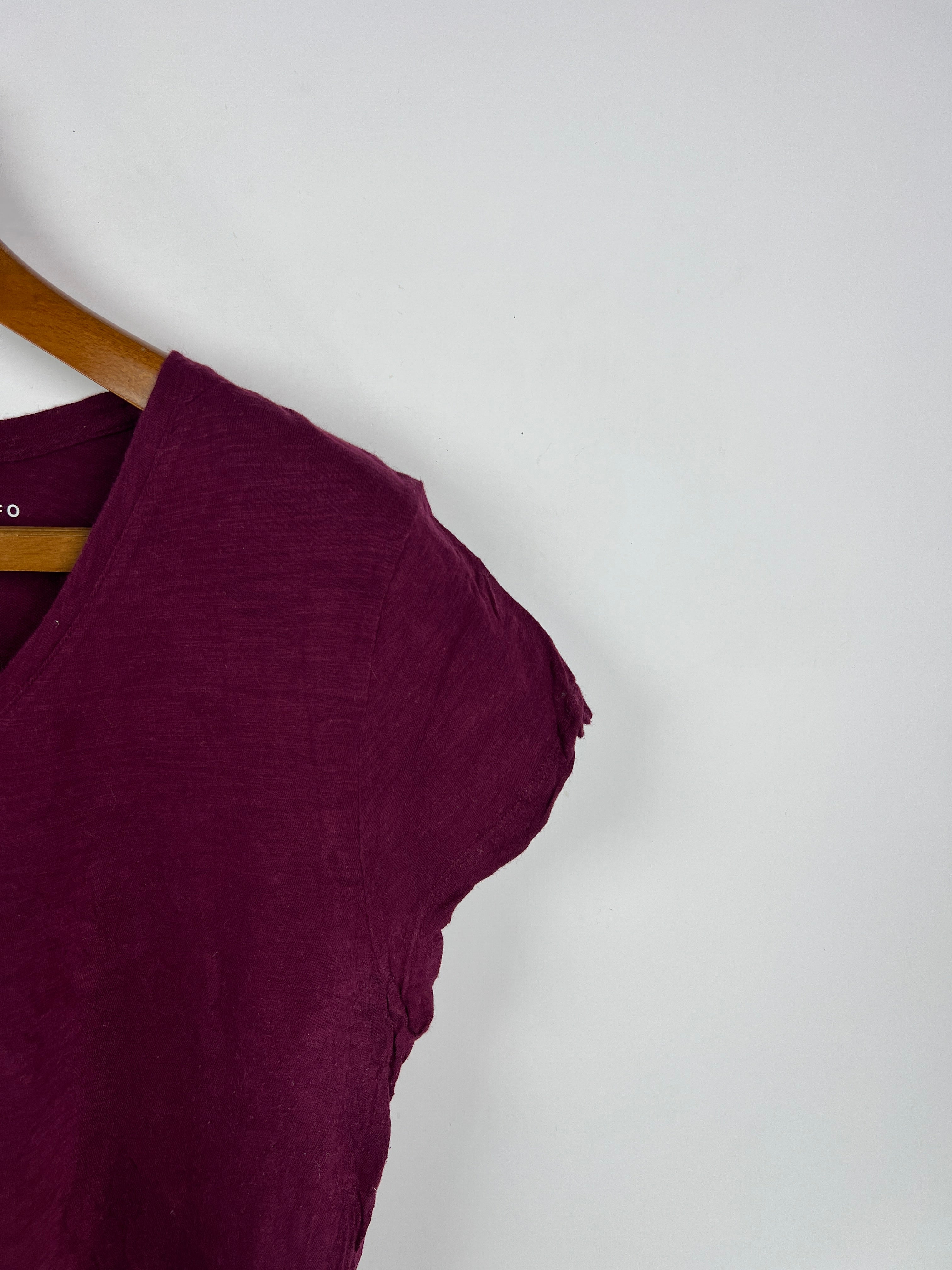 Gap T-Shirt (Women) (Medium-Large)