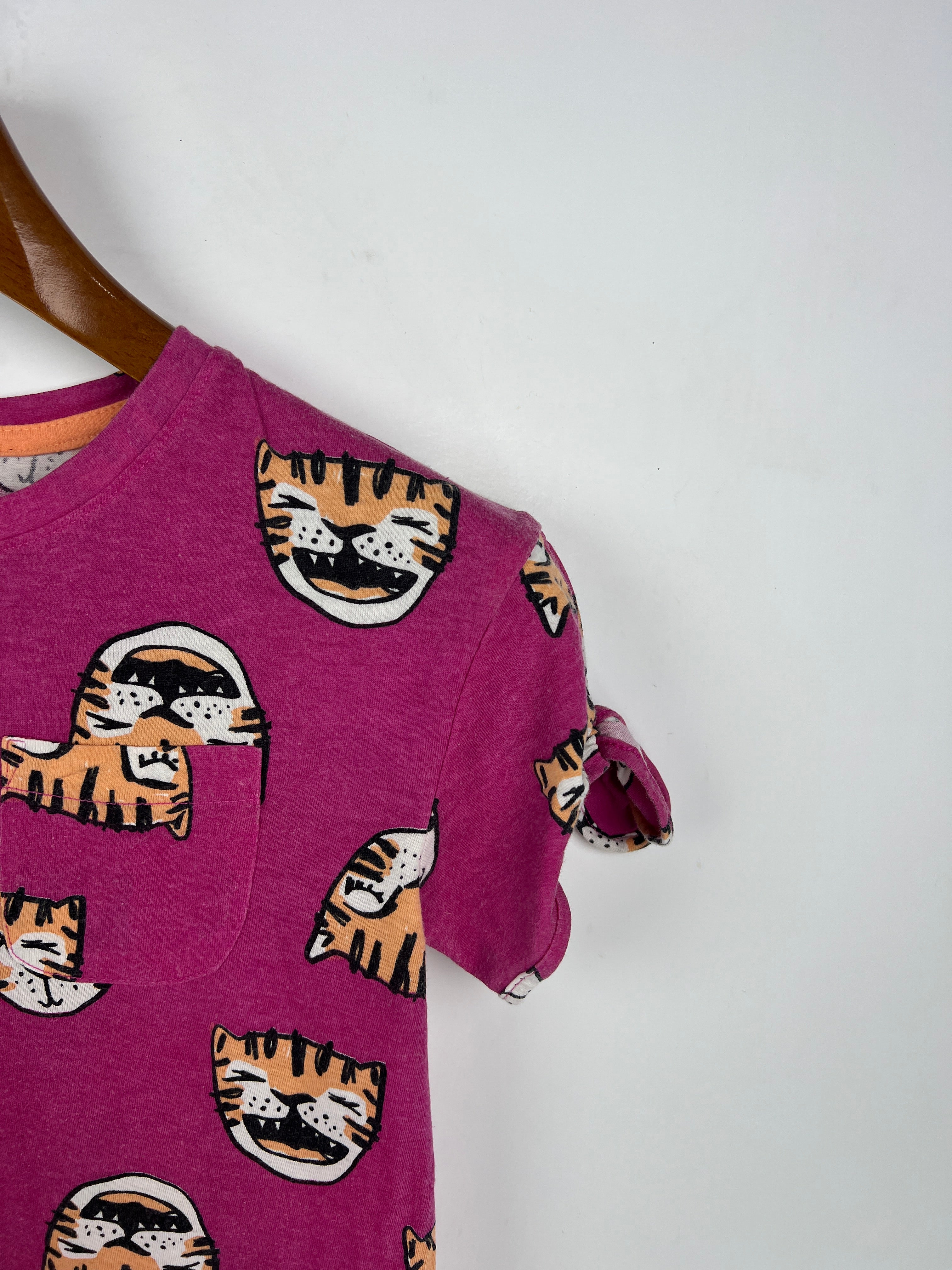 Cat & Jack T-Shirt (Women) (Small-Medium)