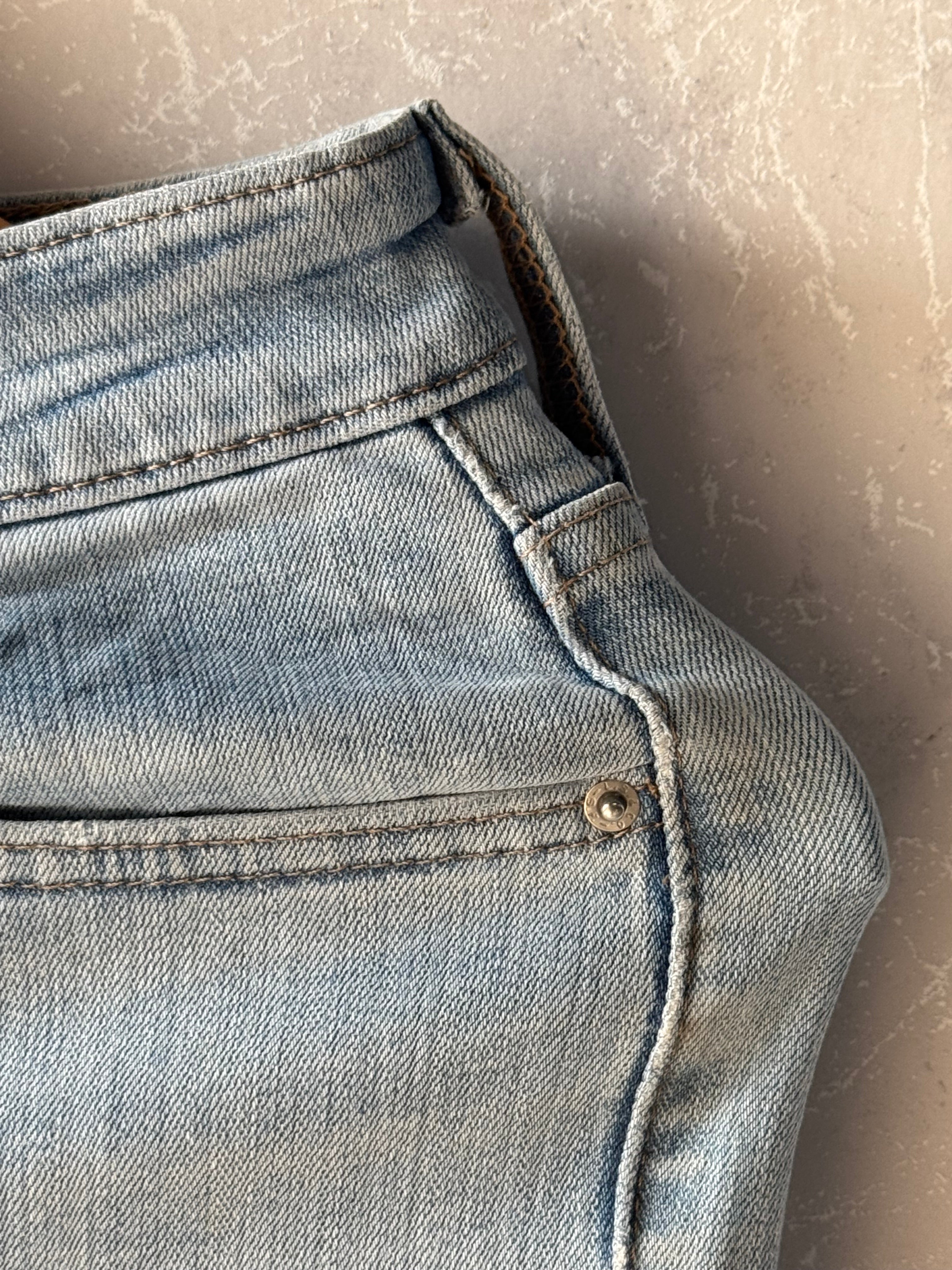 Levis Jeans (Women) (Waist 28-30)