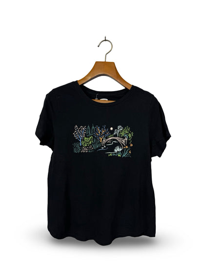 Old Navy T-Shirt (Women) (Medium-Large)