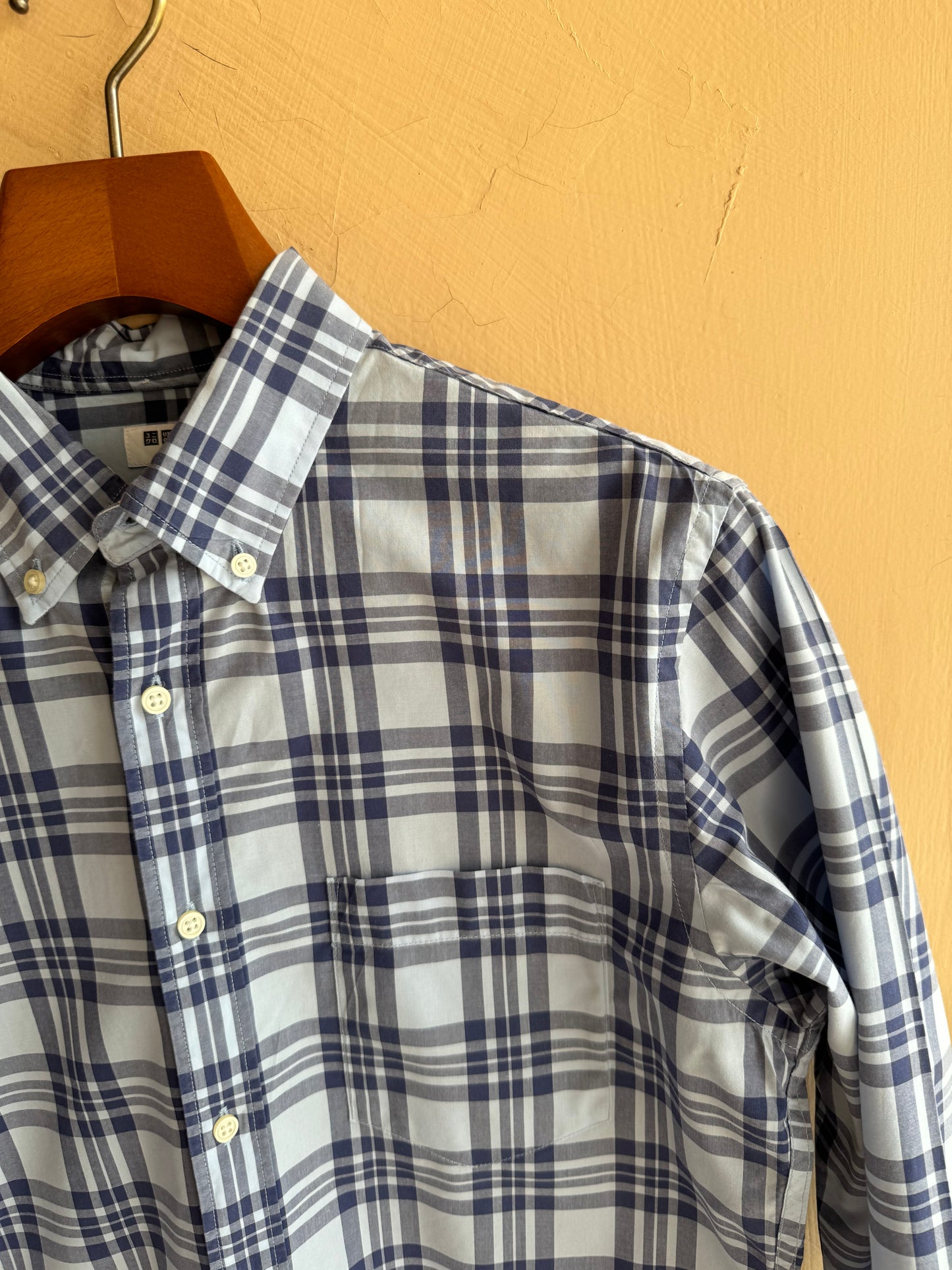 Uniqlo Buttoned Down Casual Shirt (Small-Medium)