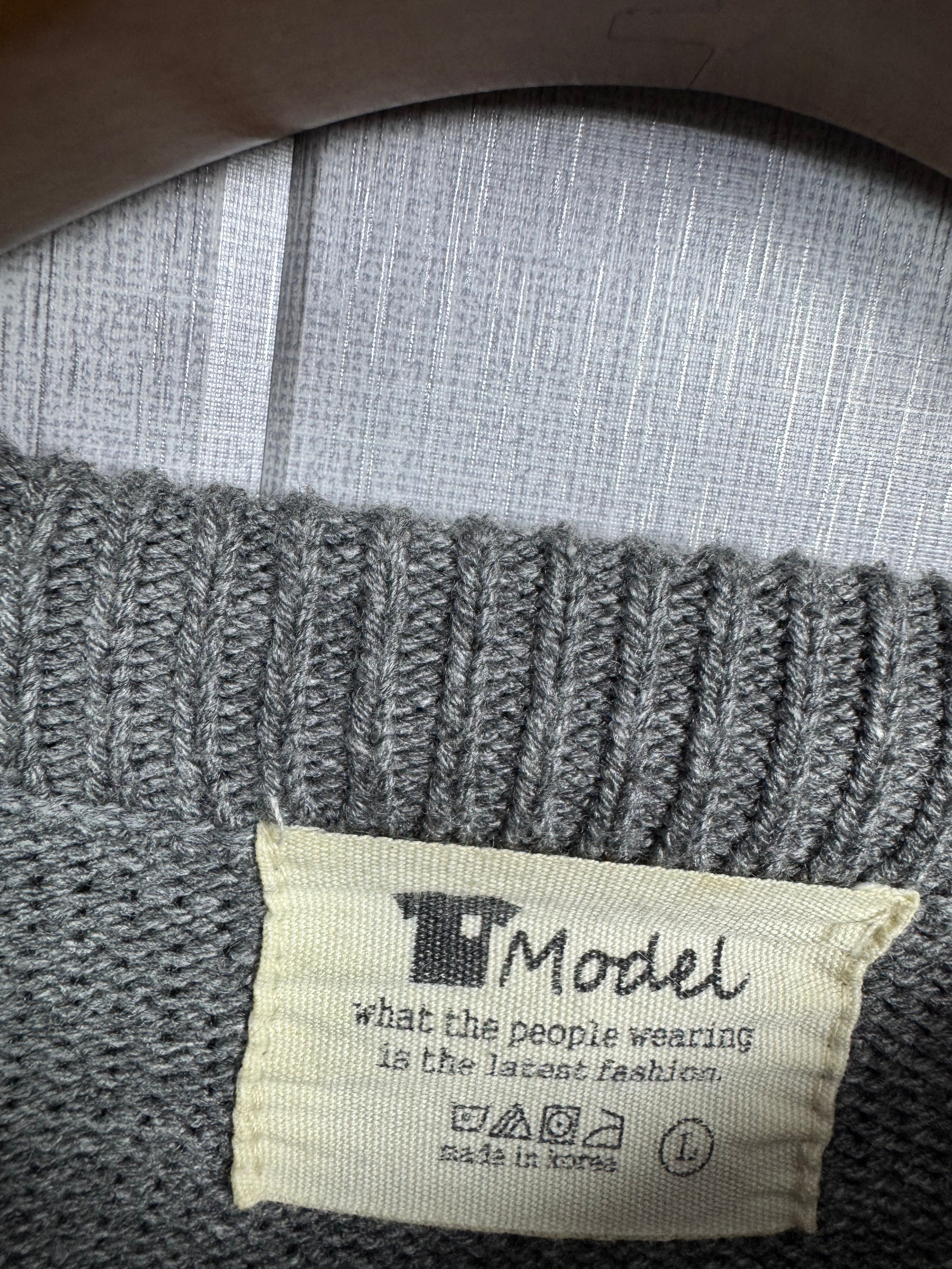 Model Sweater (Women) (Medium-Large)