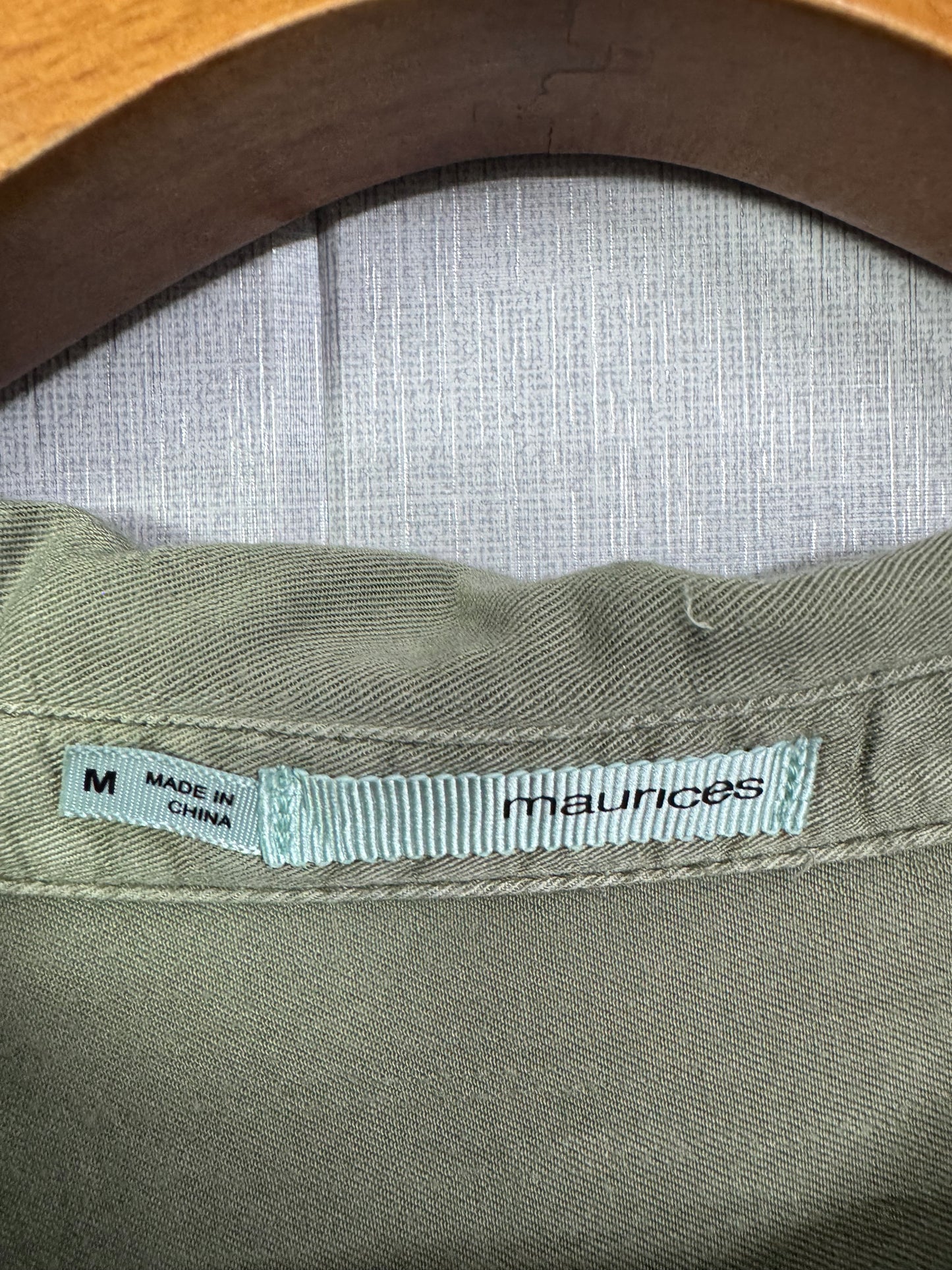 Maurices Shirt (Women) (Medium-Large)