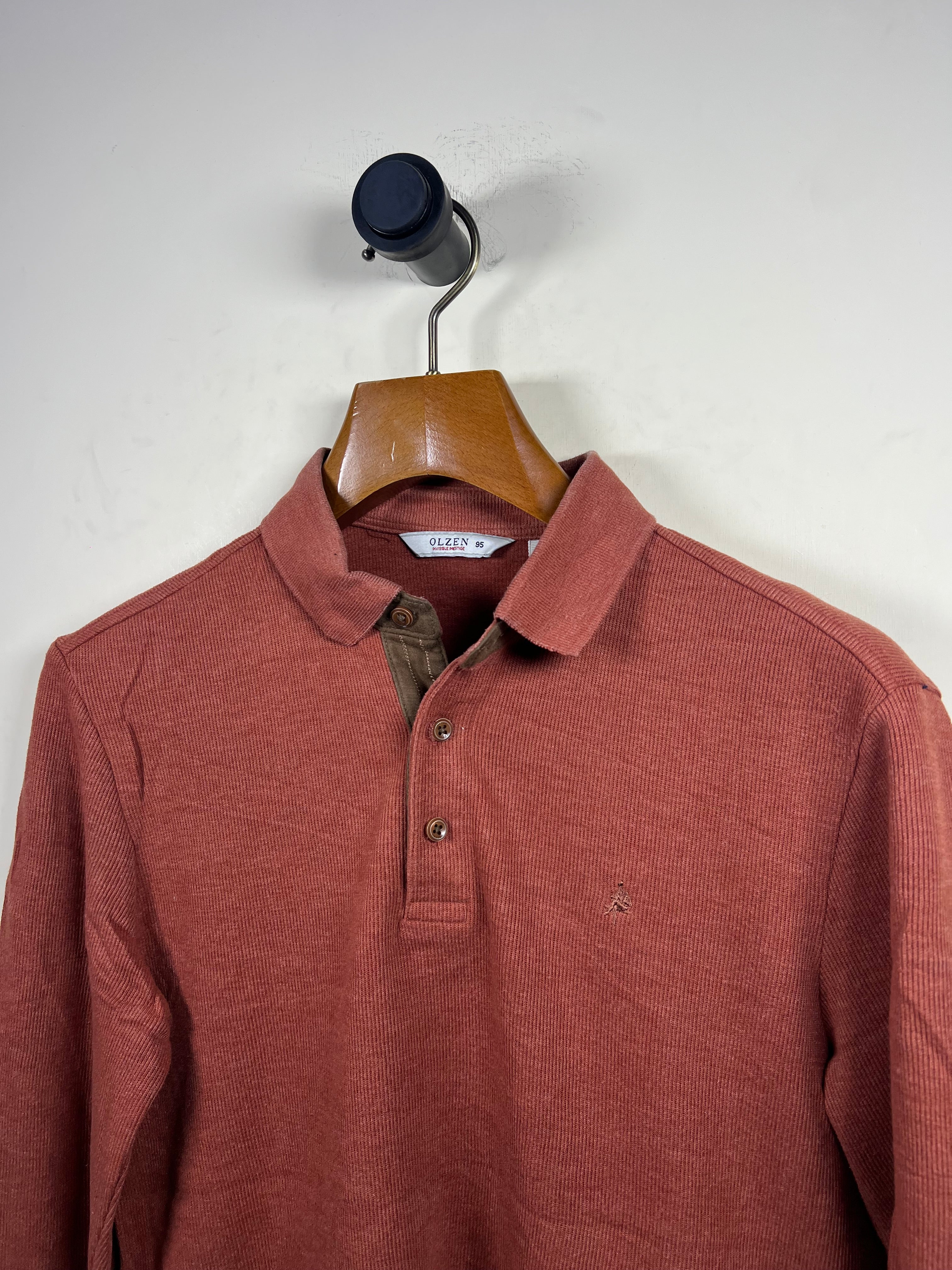 Olzen Quarter Buttoned Sweater (Medium)