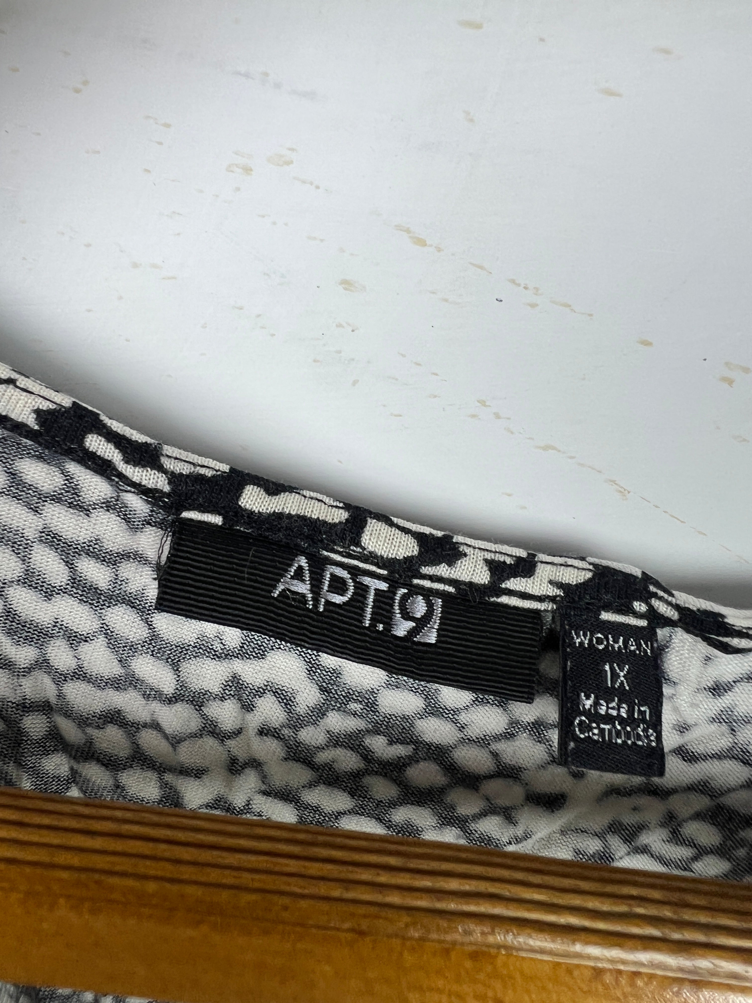 APT.9 Blouse (Women) (Medium-Large)