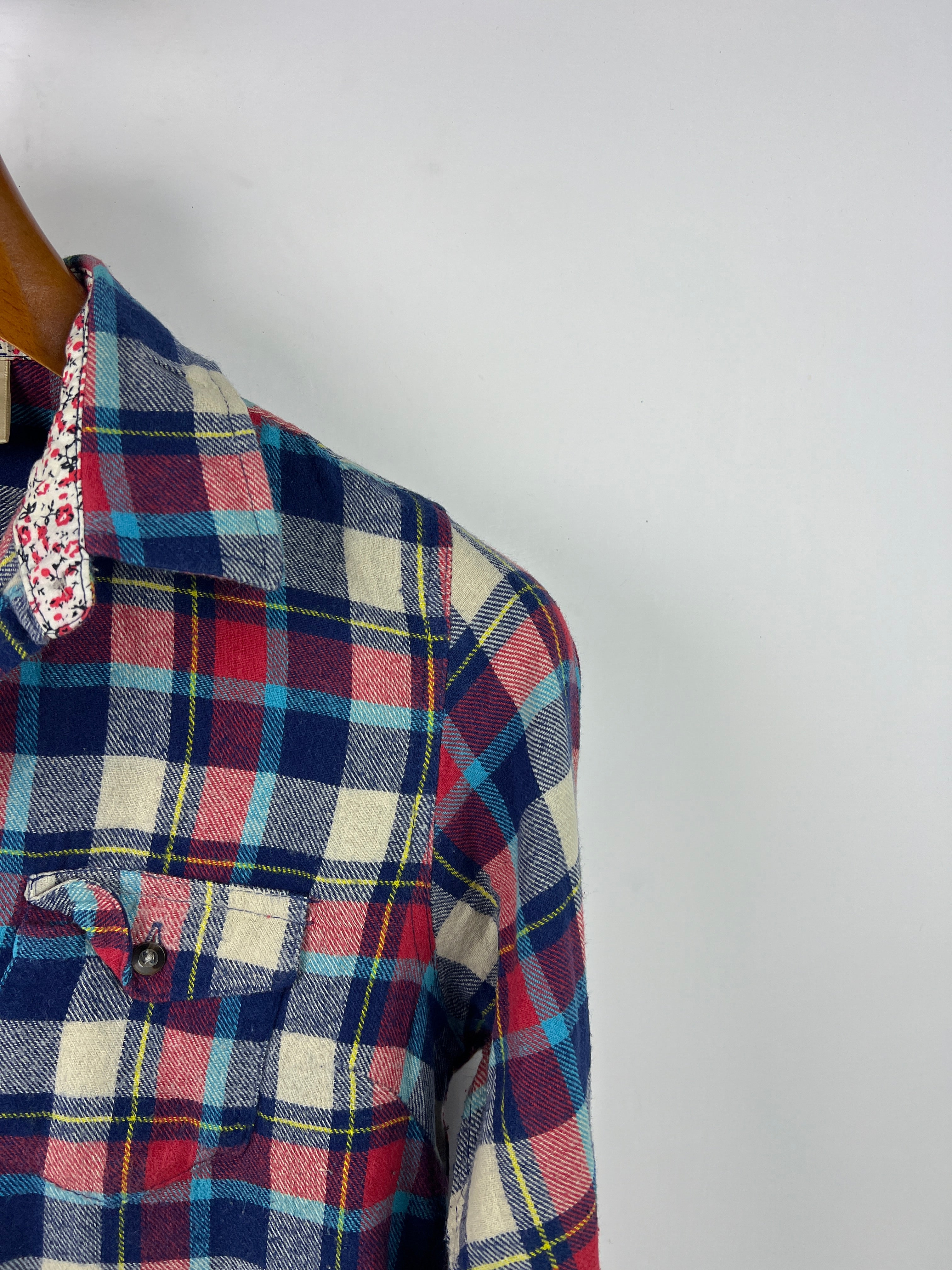 Passport Shirt (Women) (Small-Meidum)