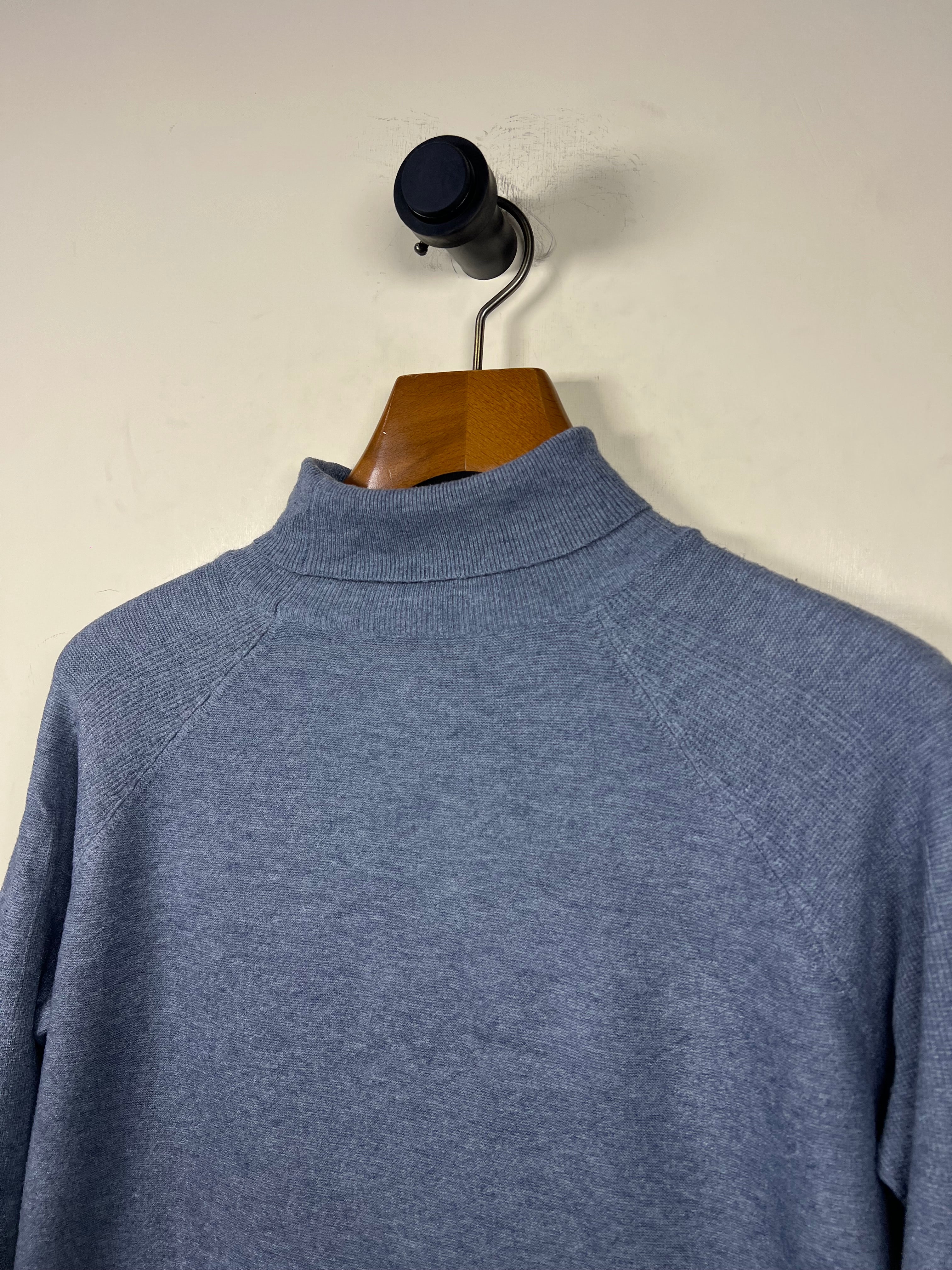 Turtle Neck Sweater (Women) (Large/X-Large)