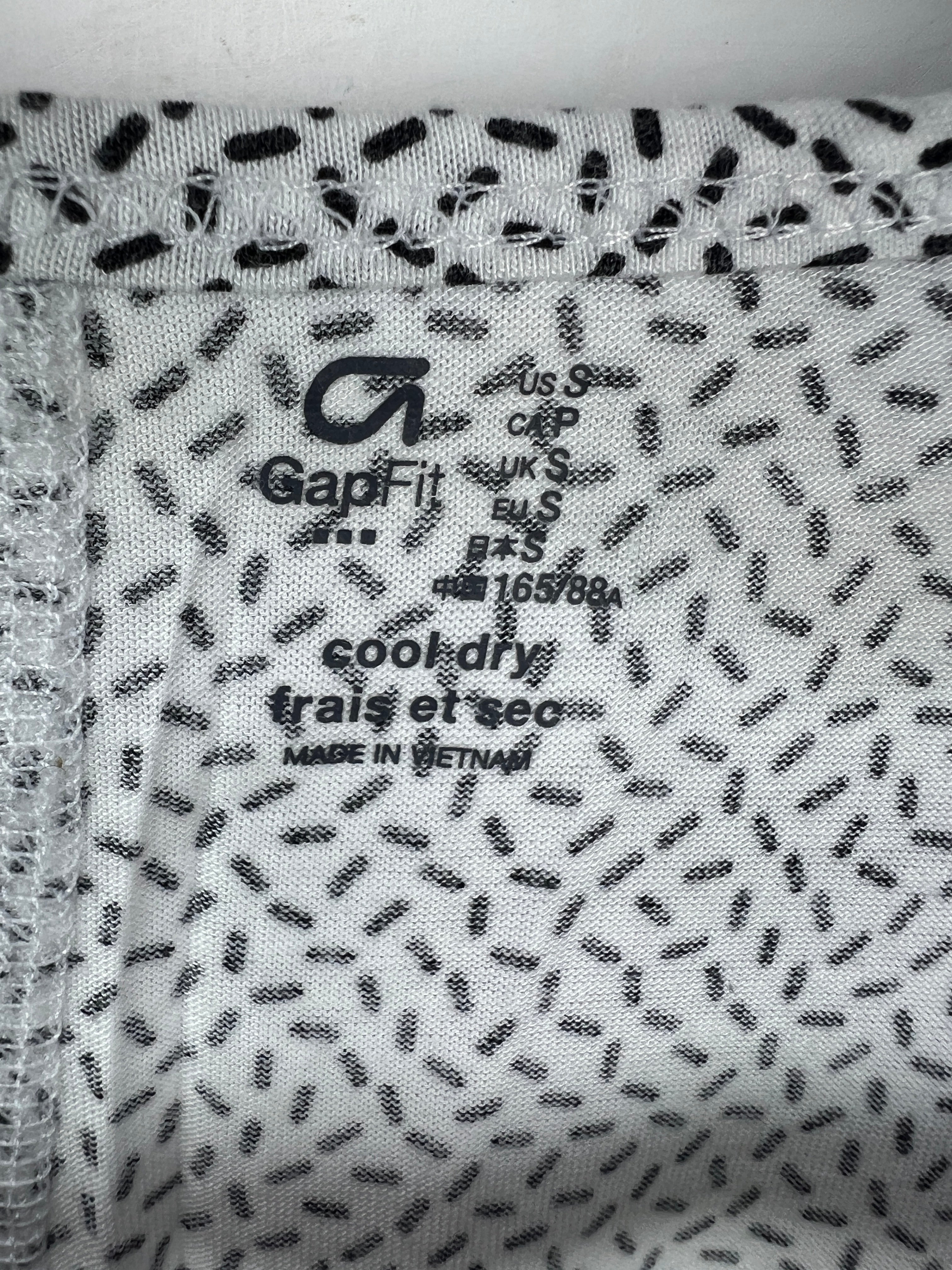 Gap T-Shirt (Women) (Small)