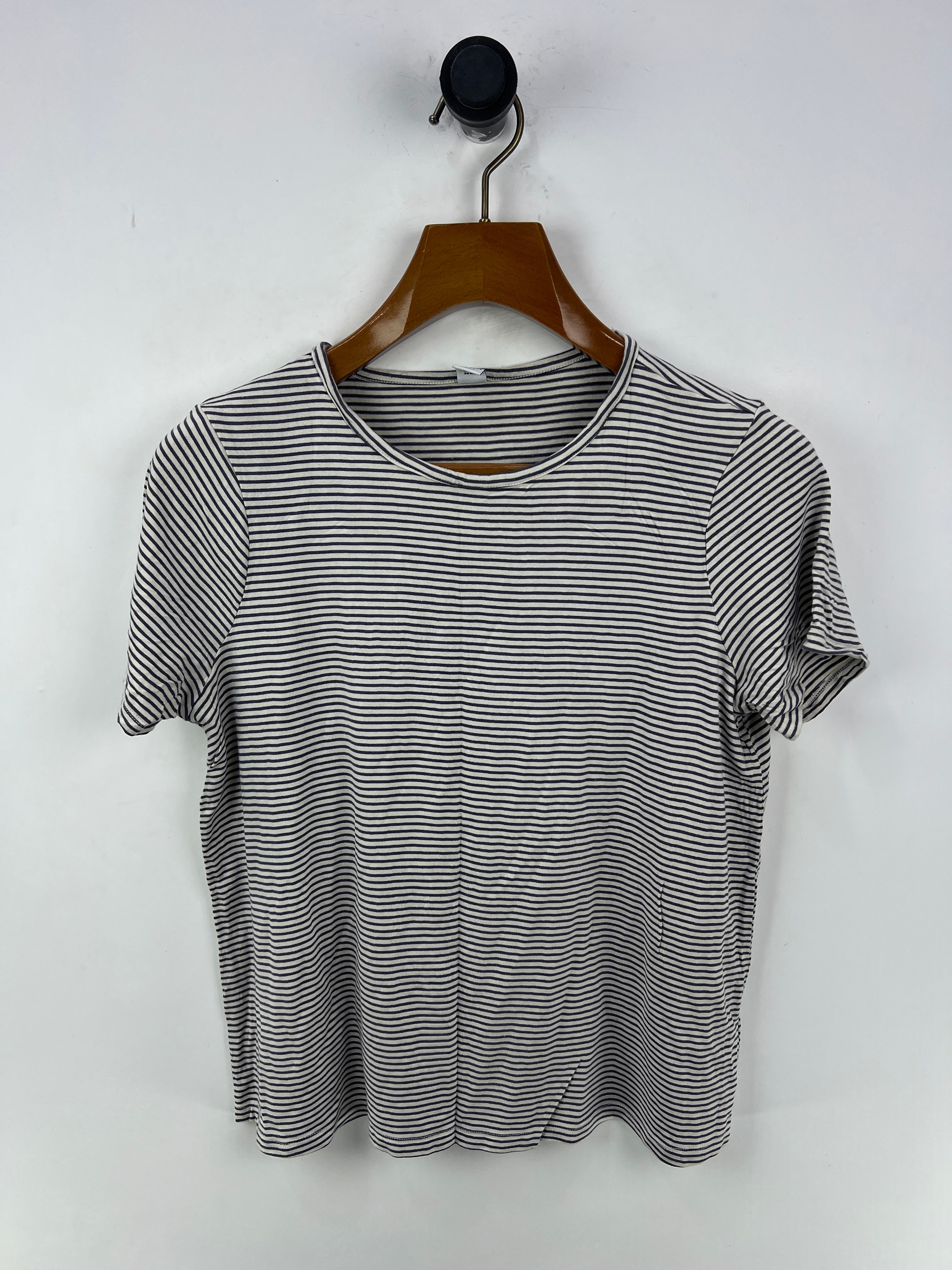 Old Navy T-Shirt (Women) (Medium-Large)