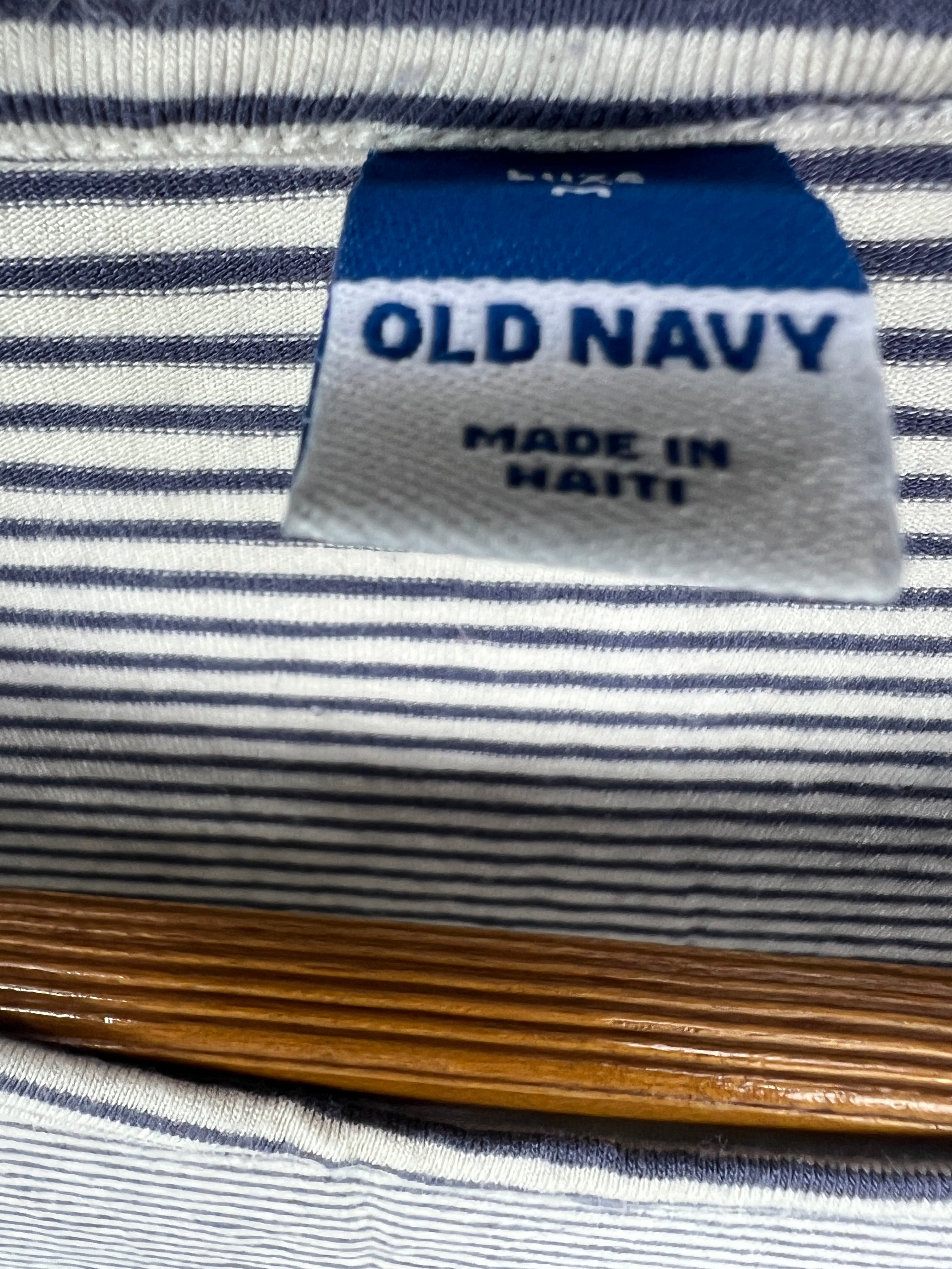 Old Navy T-Shirt (Women) (Medium-Large)