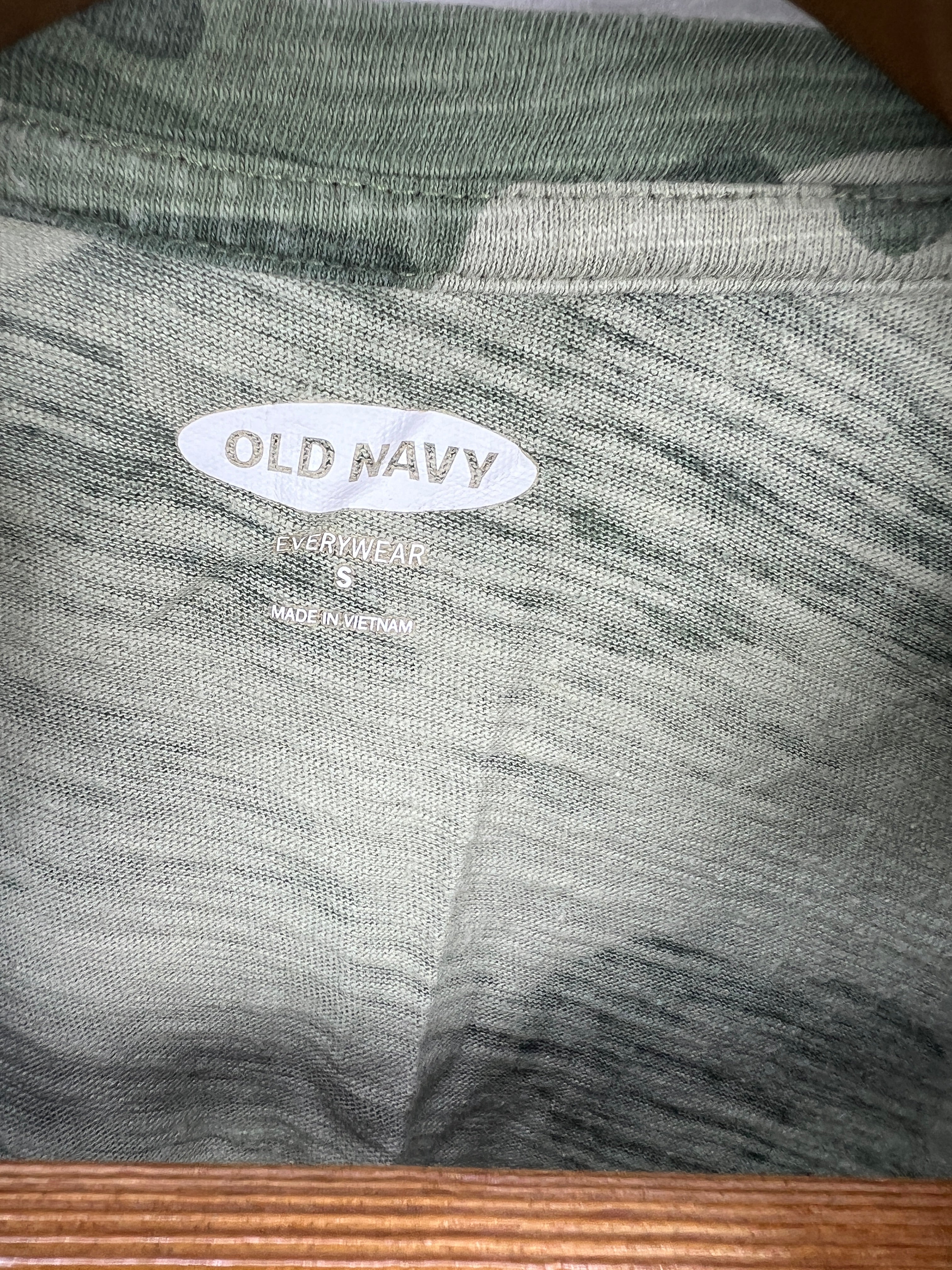 Old Navy T-Shirt (Women) (Small)