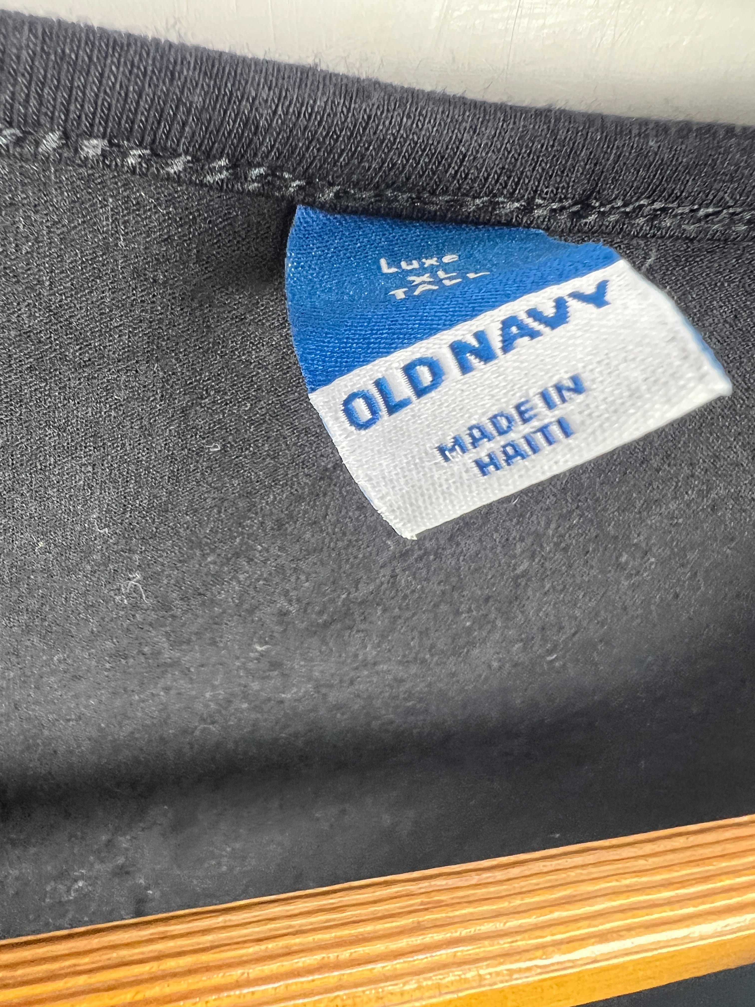 Old Navy T-Shirt (Women) (Medium-Large)