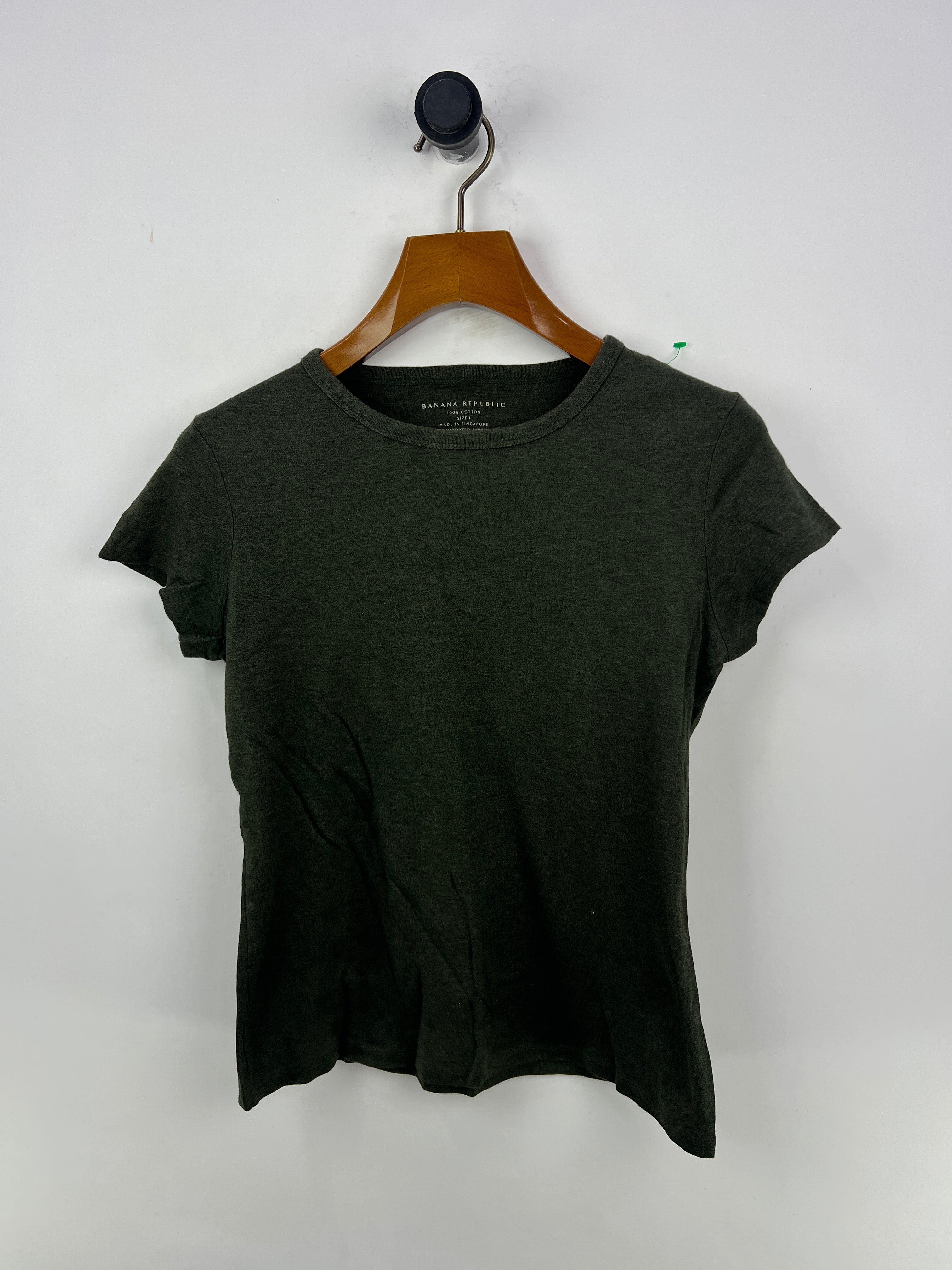 Banana Republic T-Shirt (Women) (Medium-Large)