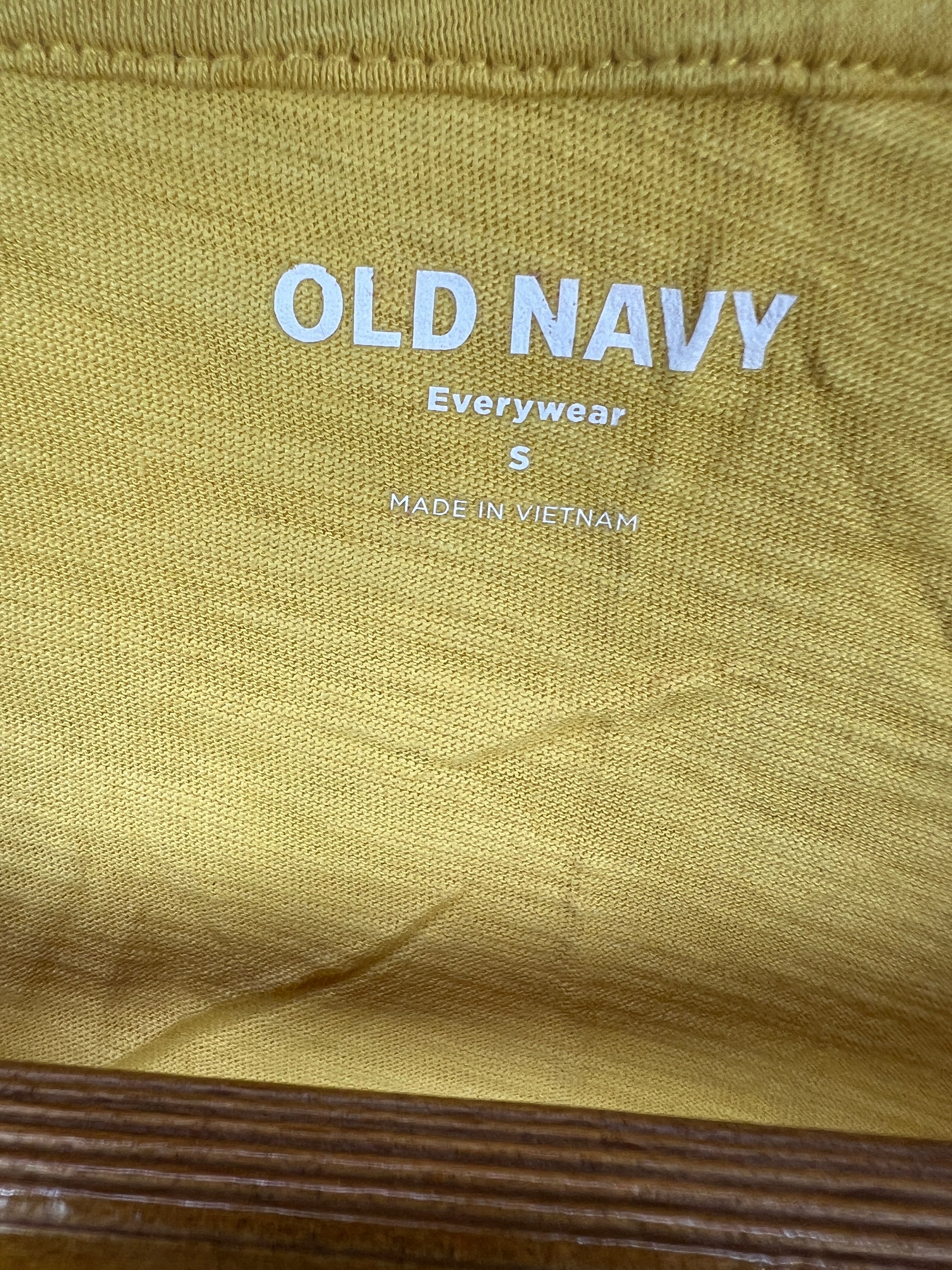 Old Navy T-Shirt (Women) (Small)