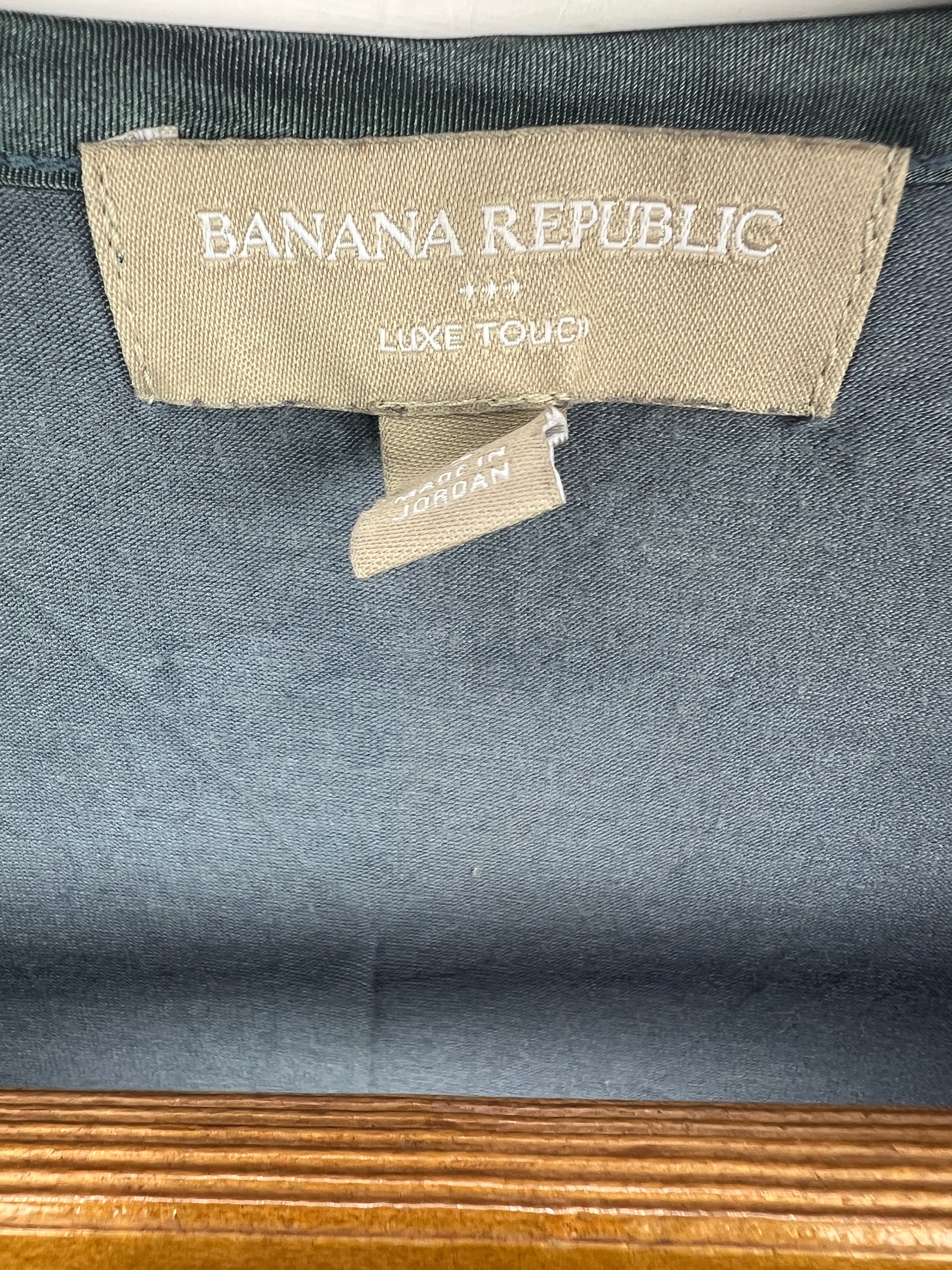 Banana Republic T-Shirt (Women) (Small)