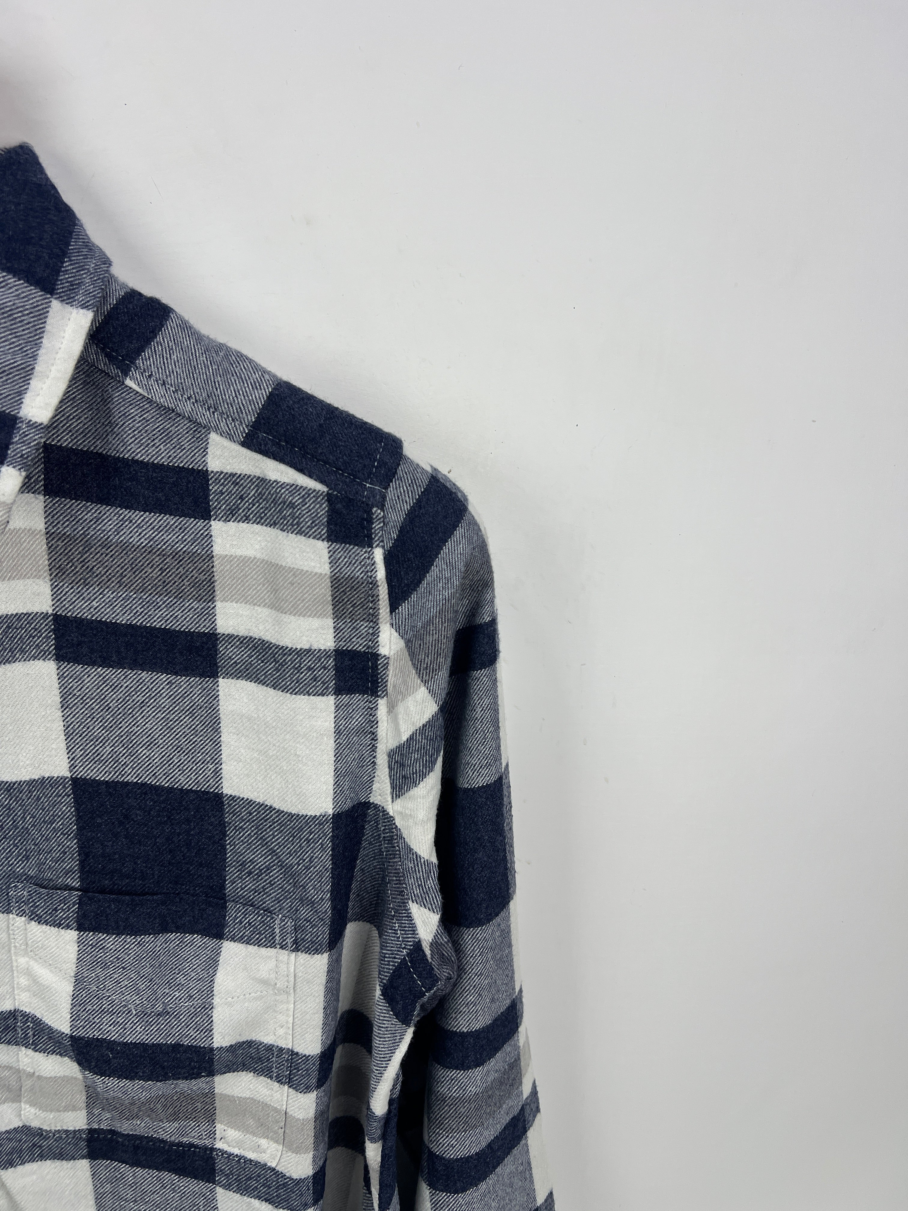 American Eagle Shirt (Women) (Medium-Large)