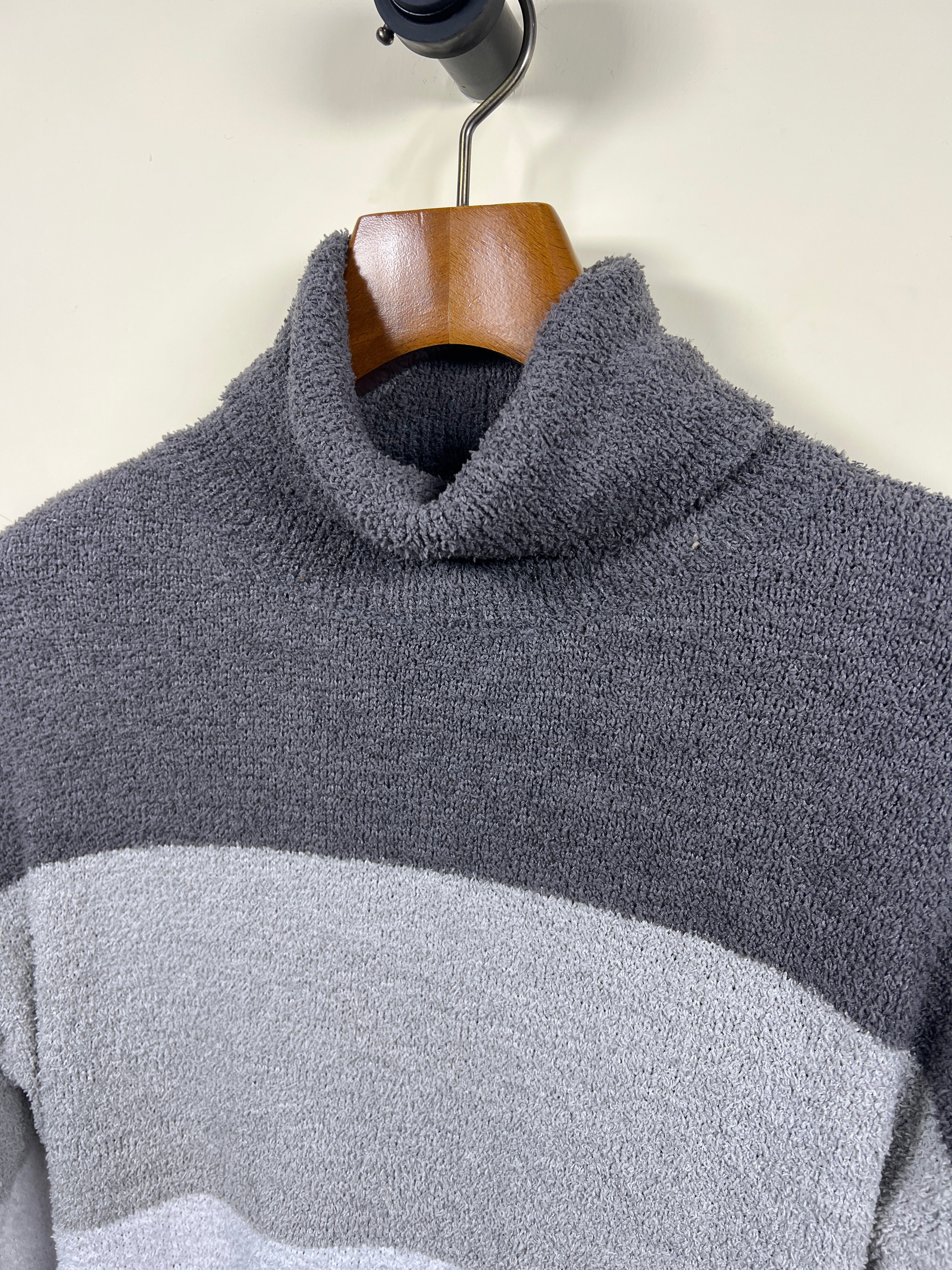 Turtle Neck Sweater (Women) (X-Large)