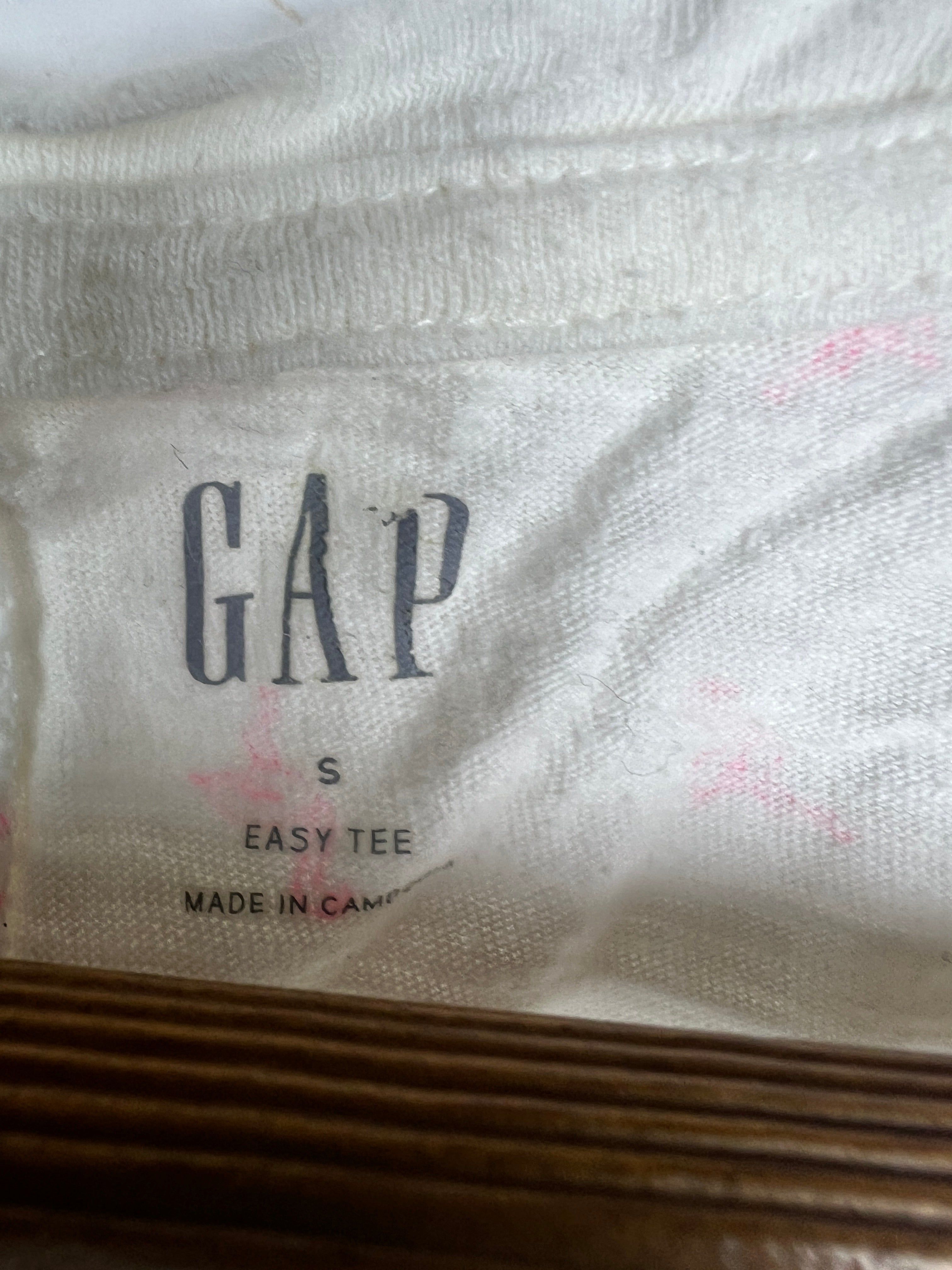 Gap T-Shirt (Women) (Small)