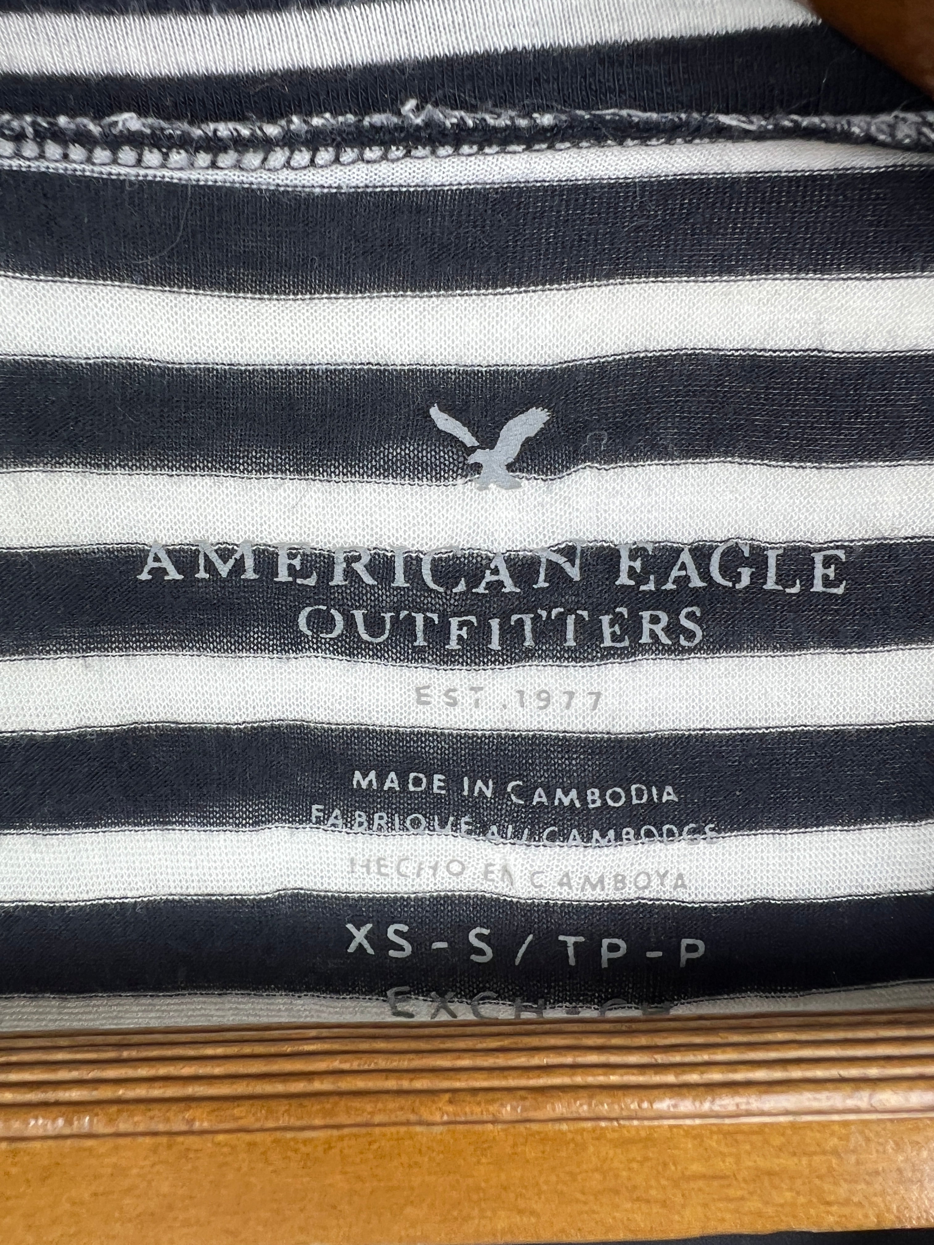 American Eagle T-Shirt (Women) (Small)