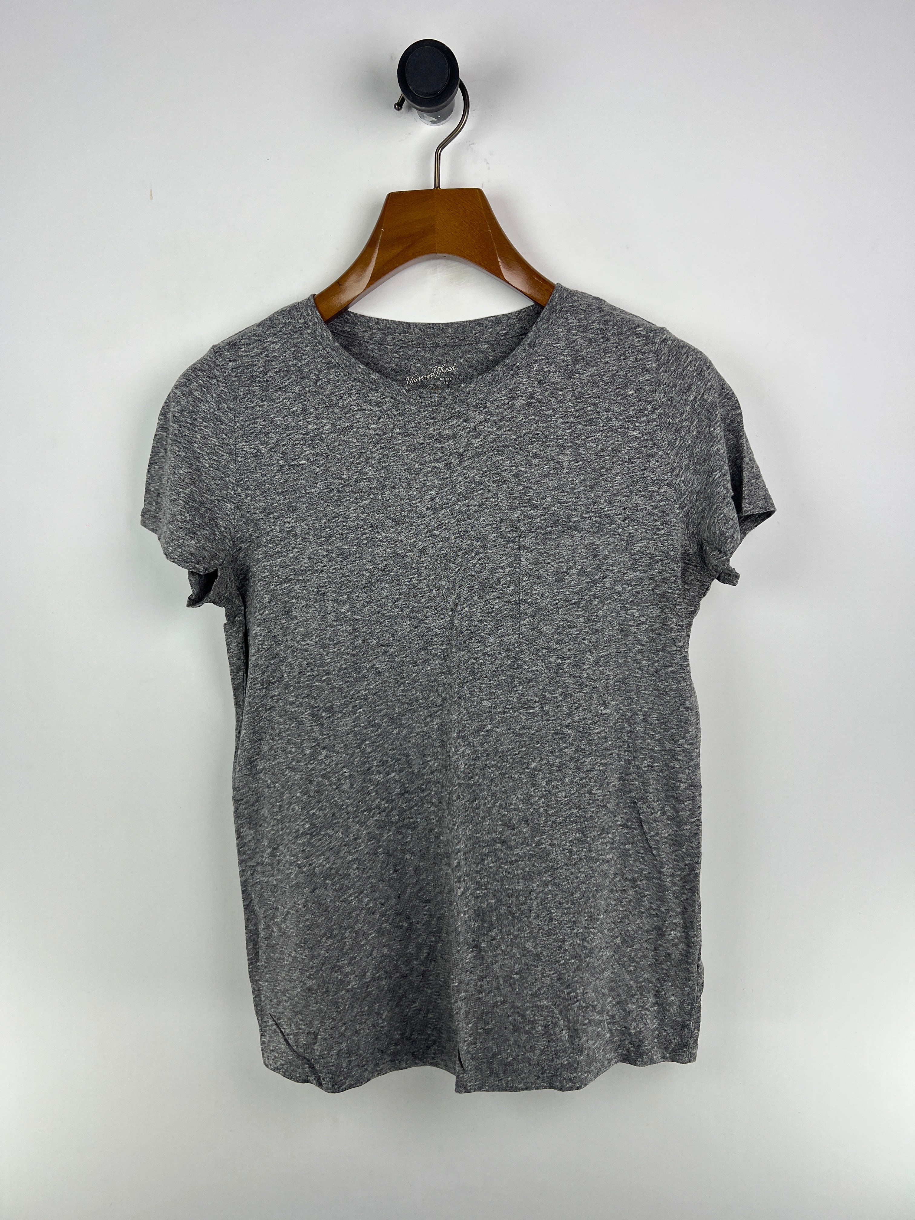 Universal Threads T-Shirt (Women) (Small-Medium)