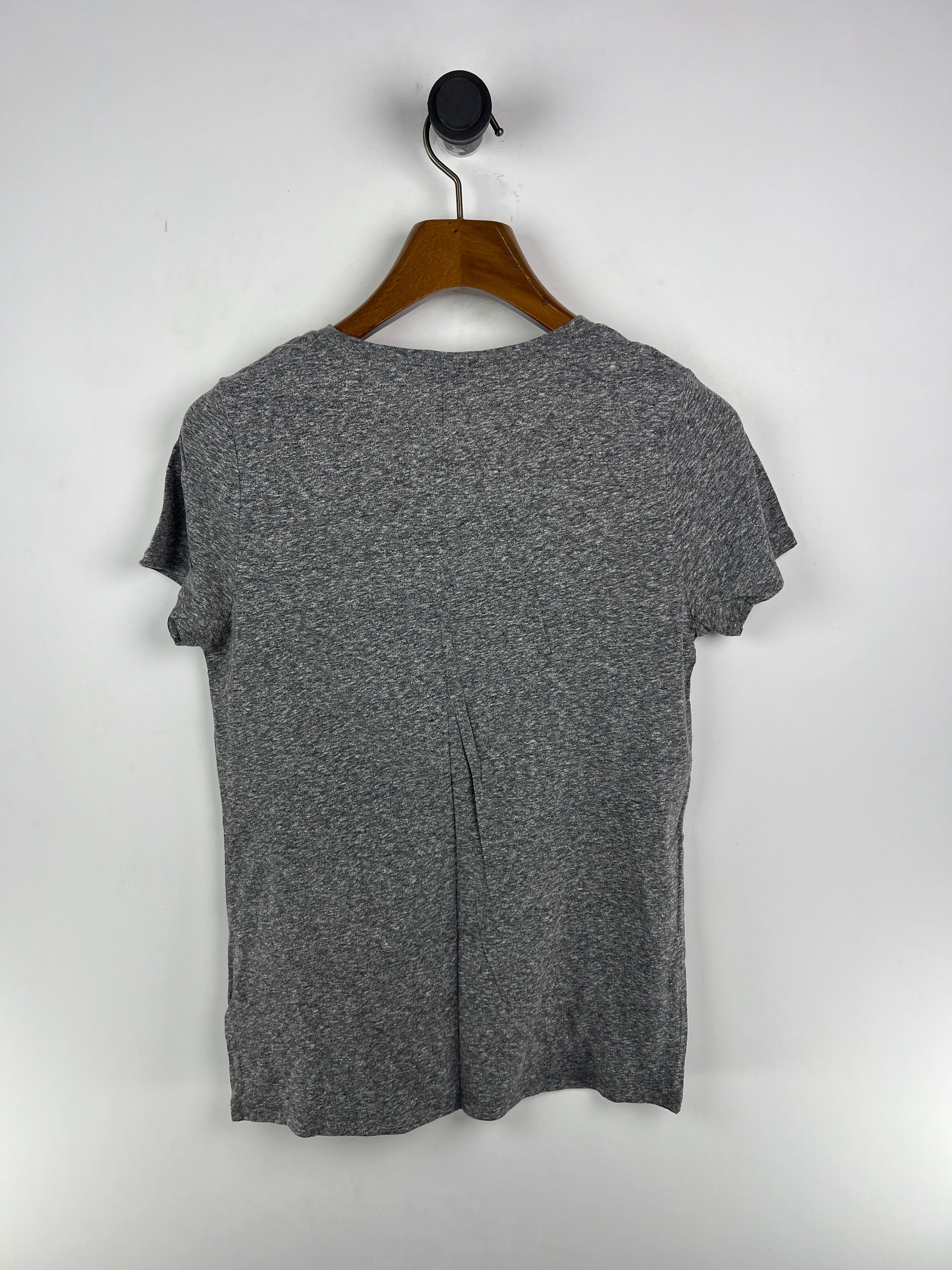 Universal Threads T-Shirt (Women) (Small-Medium)
