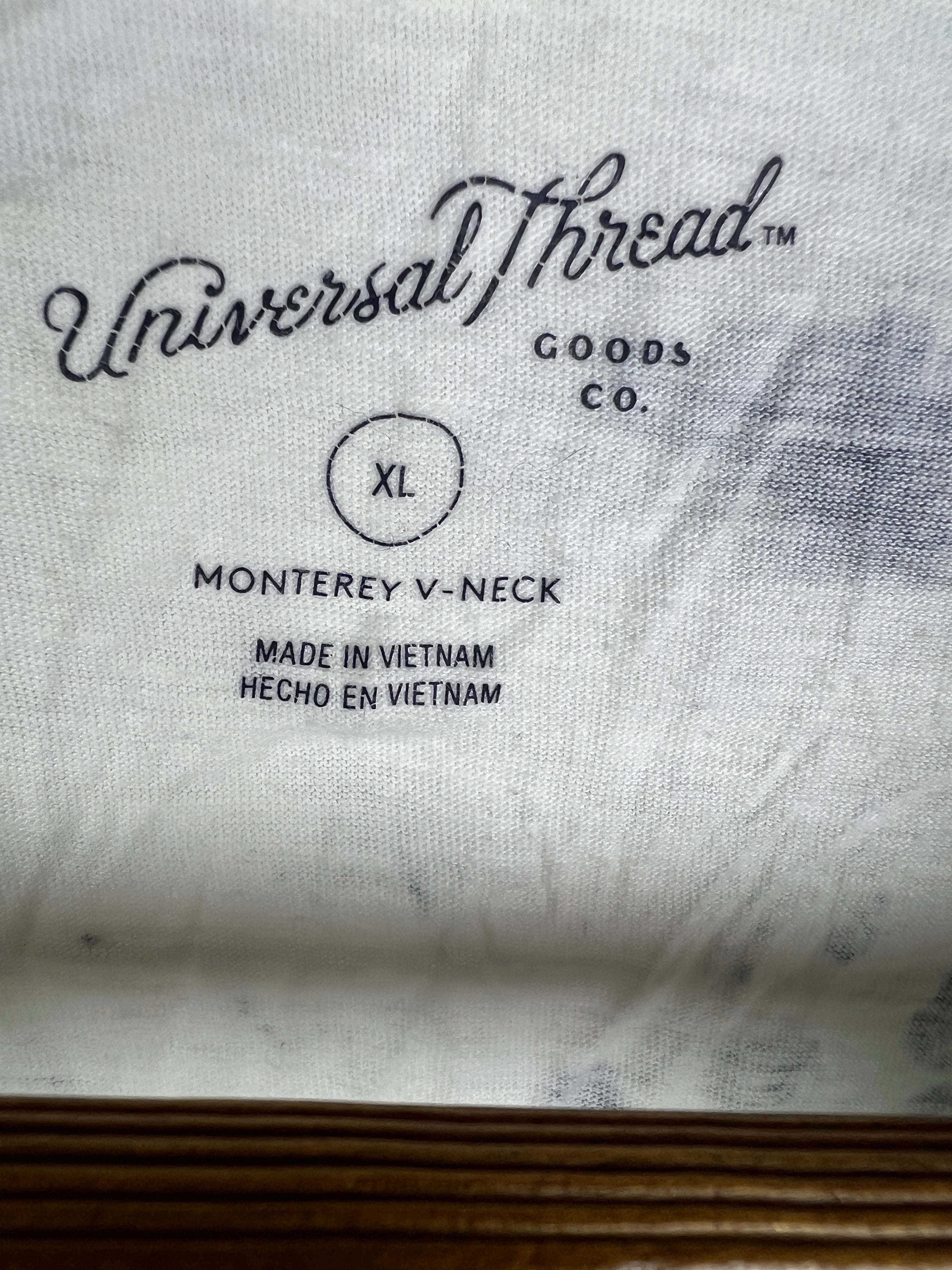 Universal Threads T-Shirt (Women) (Large/X-Large)
